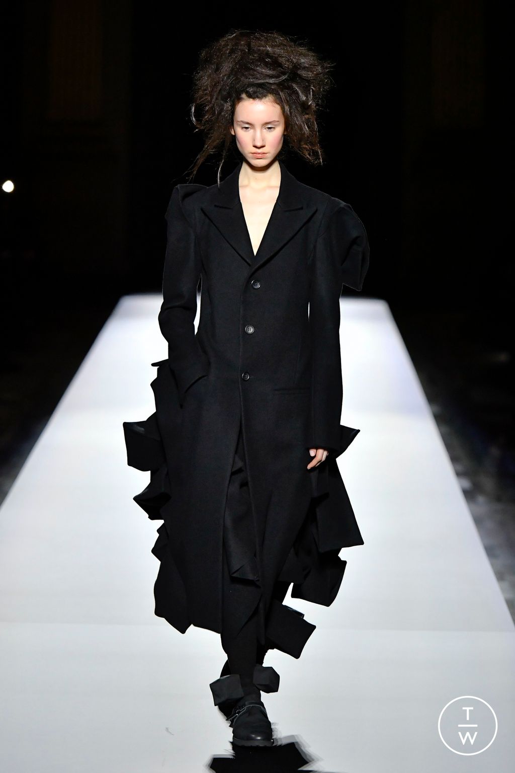 Fashion Week Paris Fall/Winter 2024 look 5 de la collection Yohji Yamamoto womenswear