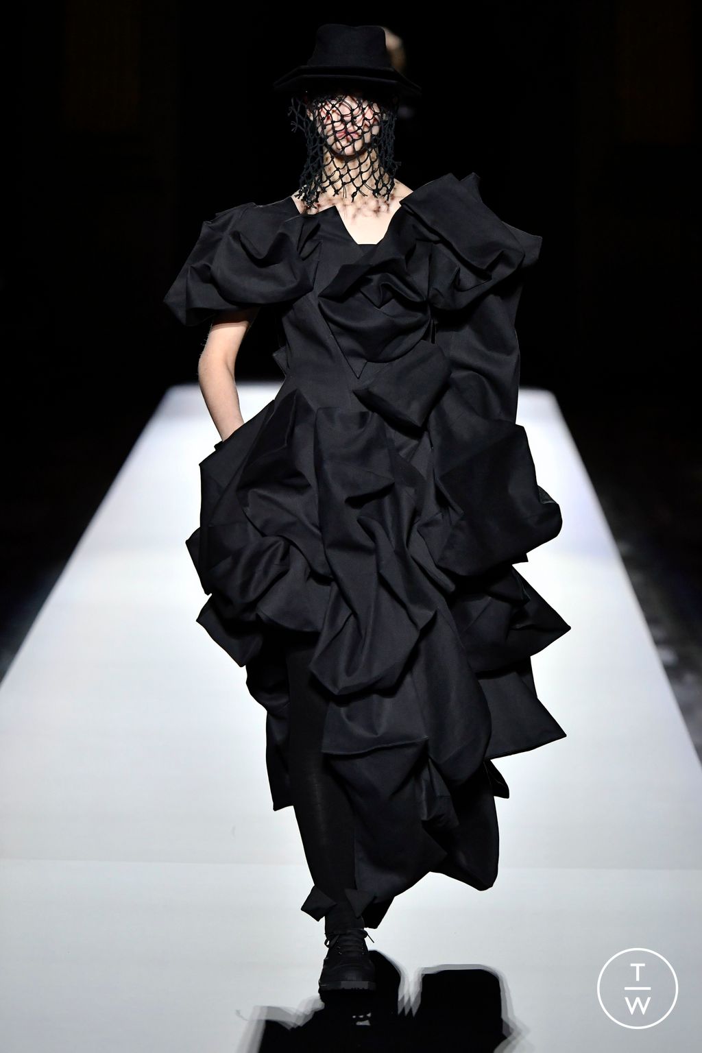 Fashion Week Paris Fall/Winter 2024 look 6 from the Yohji Yamamoto collection womenswear