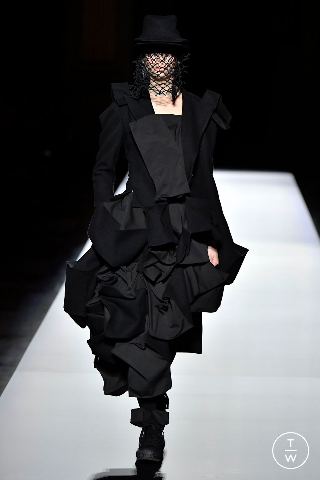 Fashion Week Paris Fall/Winter 2024 look 7 de la collection Yohji Yamamoto womenswear