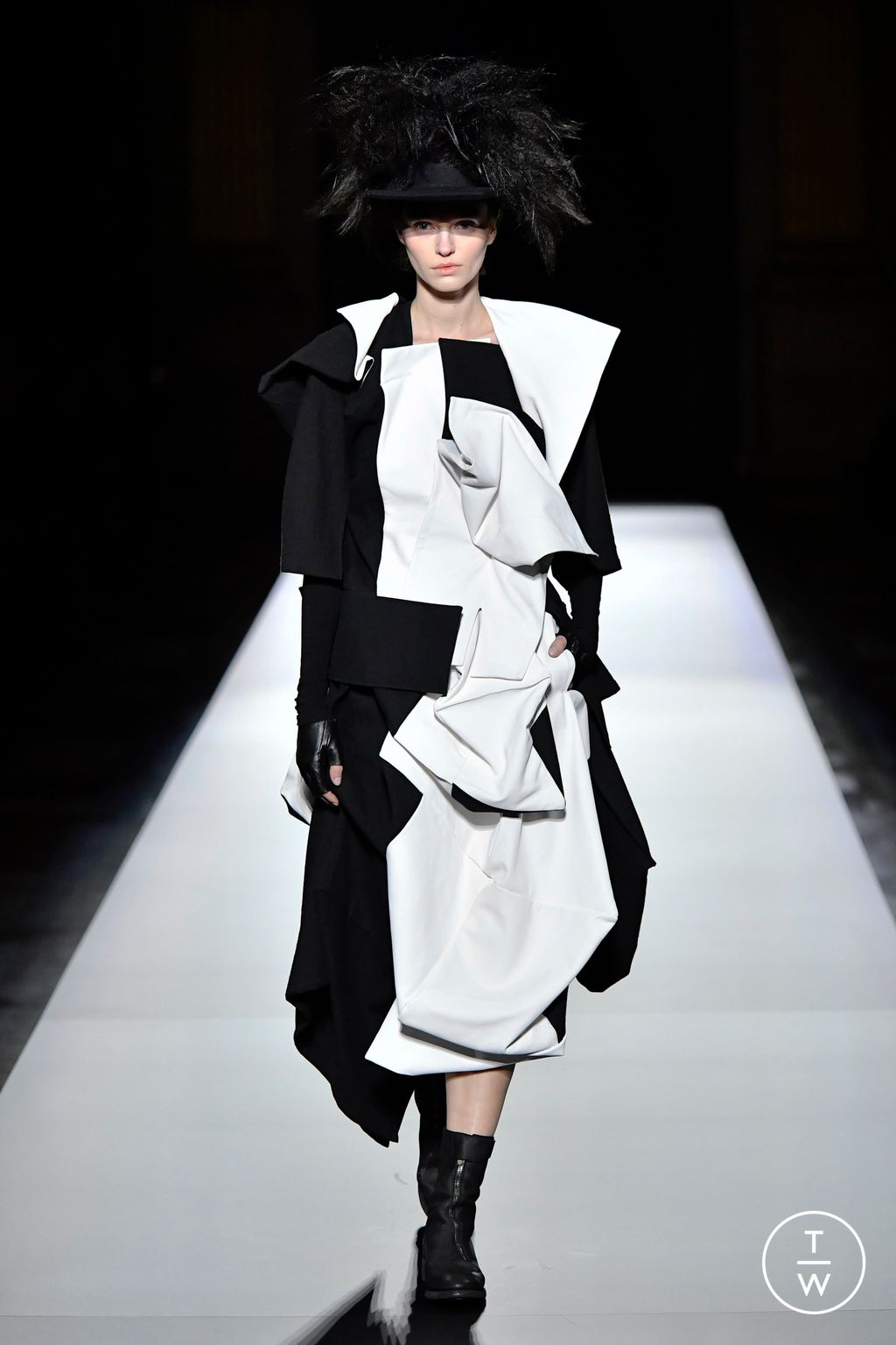 Fashion Week Paris Fall/Winter 2024 look 8 from the Yohji Yamamoto collection 女装