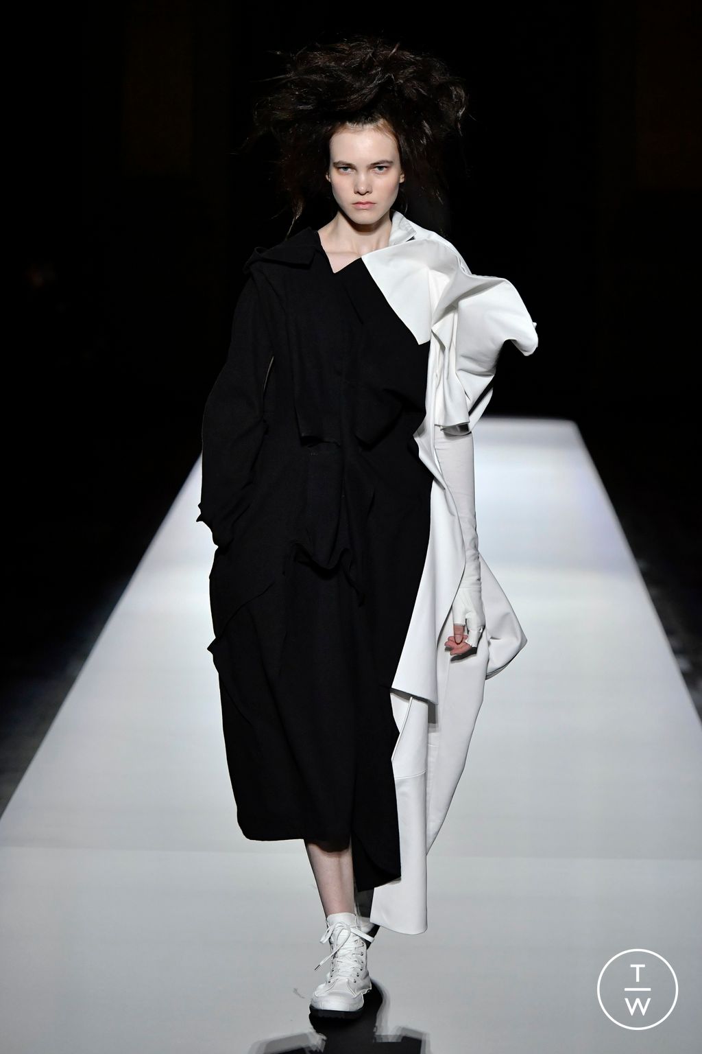 Fashion Week Paris Fall/Winter 2024 look 9 from the Yohji Yamamoto collection womenswear