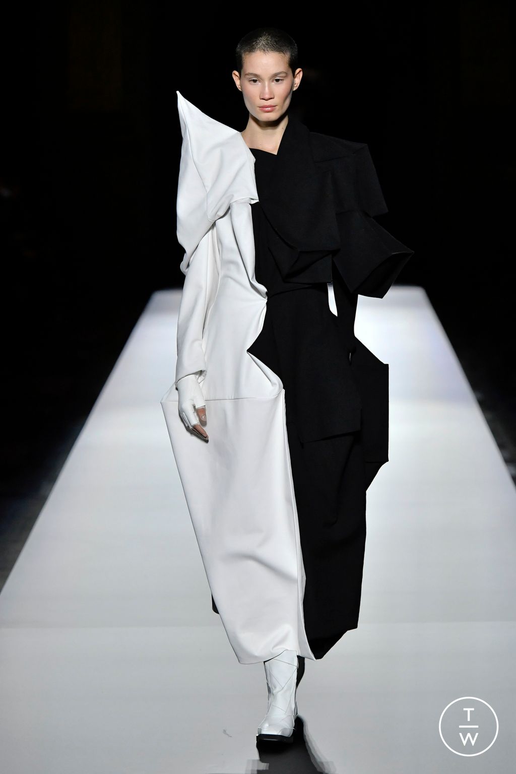 Fashion Week Paris Fall/Winter 2024 look 10 from the Yohji Yamamoto collection 女装