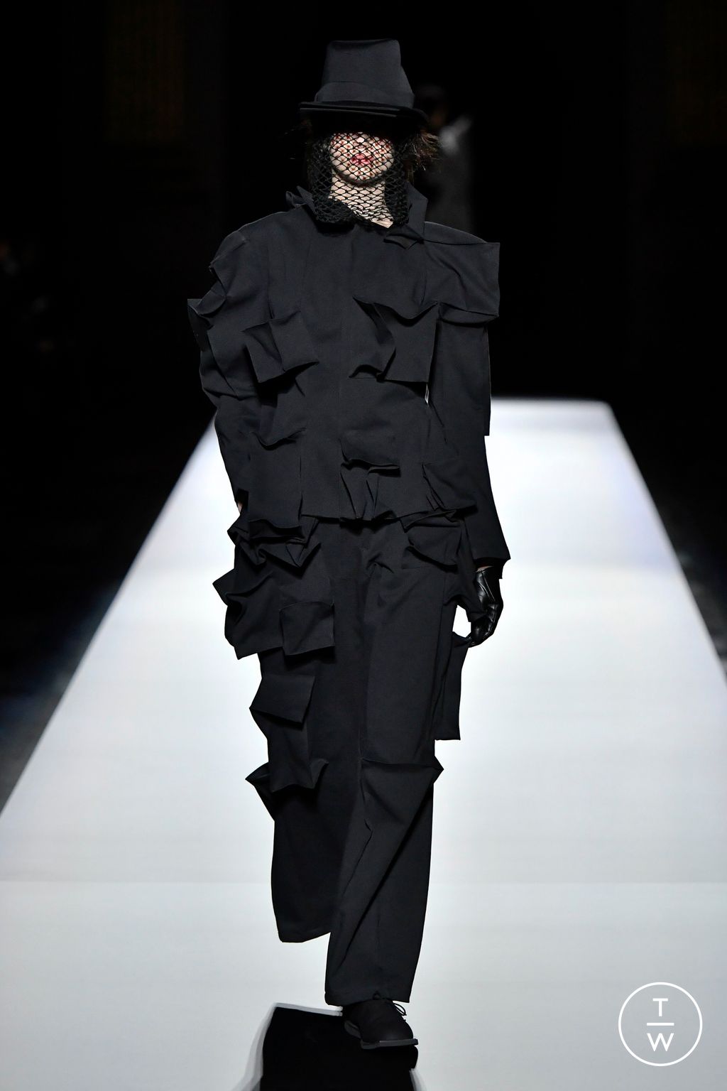 Fashion Week Paris Fall/Winter 2024 look 11 from the Yohji Yamamoto collection womenswear