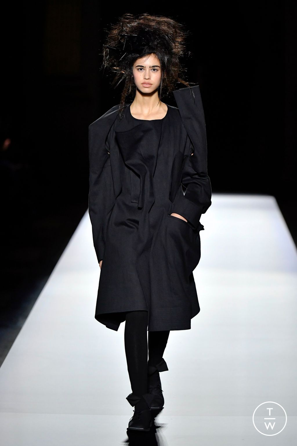 Fashion Week Paris Fall/Winter 2024 look 12 from the Yohji Yamamoto collection womenswear