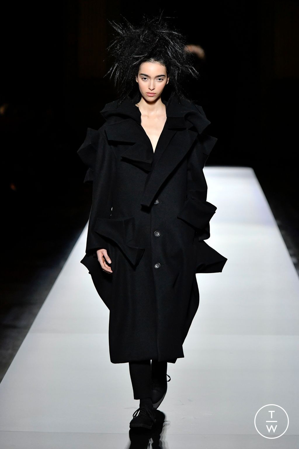 Fashion Week Paris Fall/Winter 2024 look 13 from the Yohji Yamamoto collection 女装