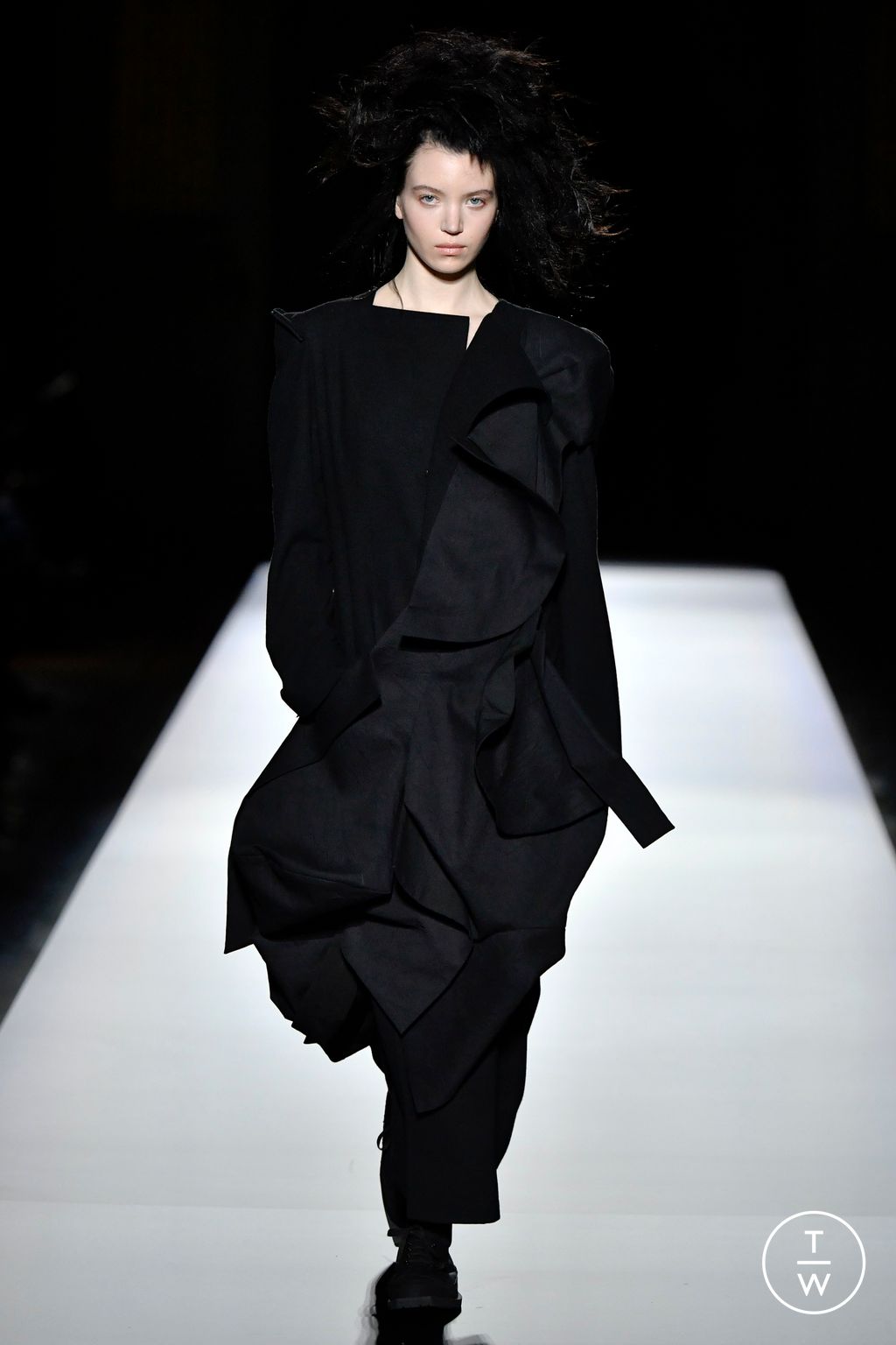 Fashion Week Paris Fall/Winter 2024 look 14 from the Yohji Yamamoto collection womenswear