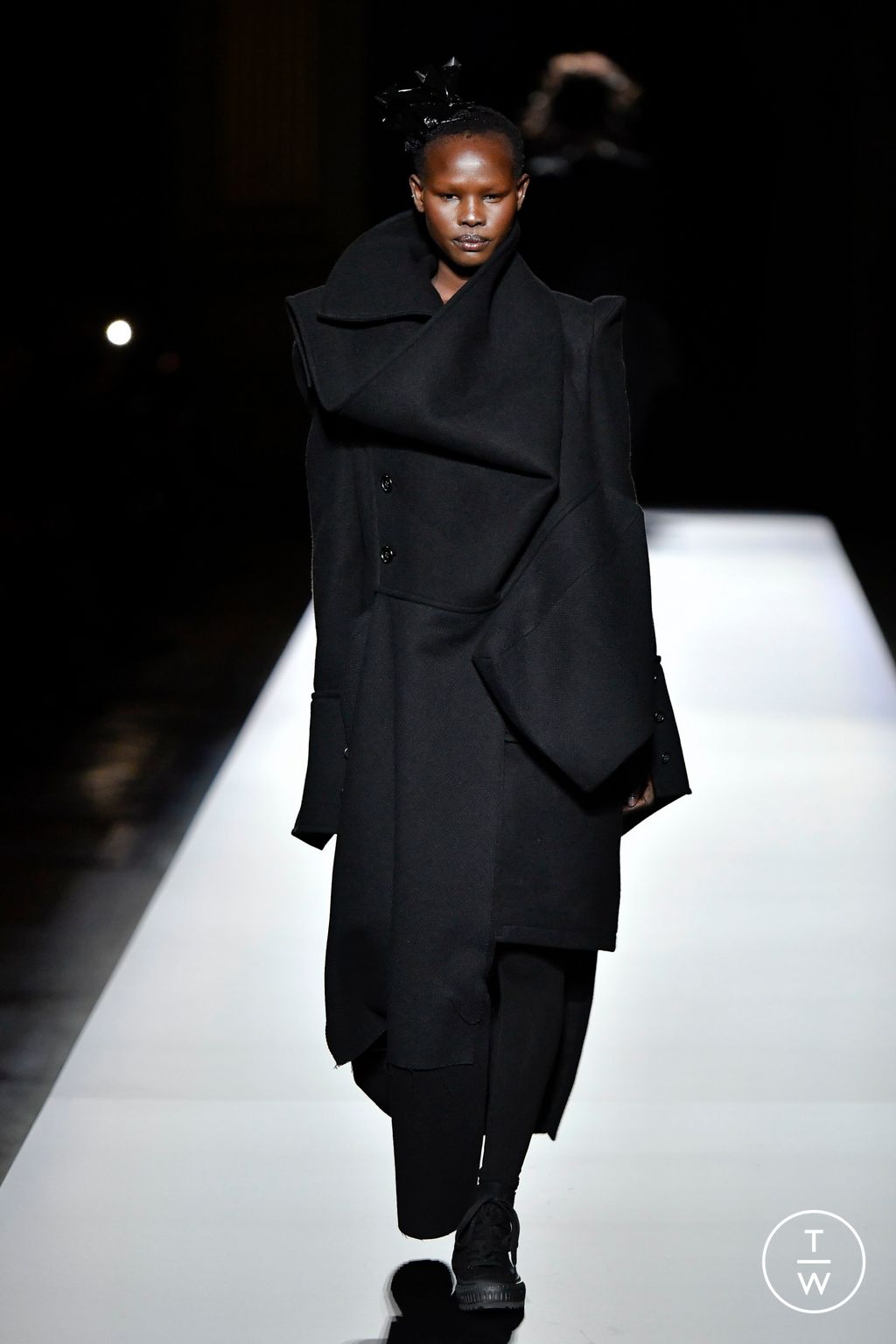 Fashion Week Paris Fall/Winter 2024 look 15 de la collection Yohji Yamamoto womenswear