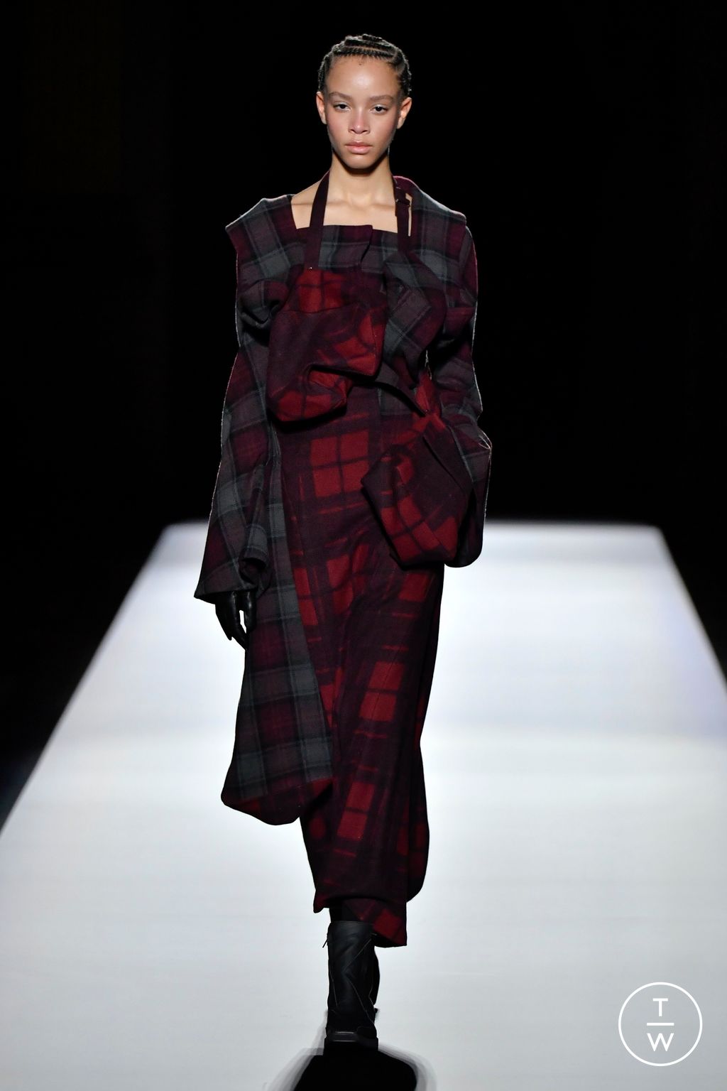 Fashion Week Paris Fall/Winter 2024 look 16 de la collection Yohji Yamamoto womenswear