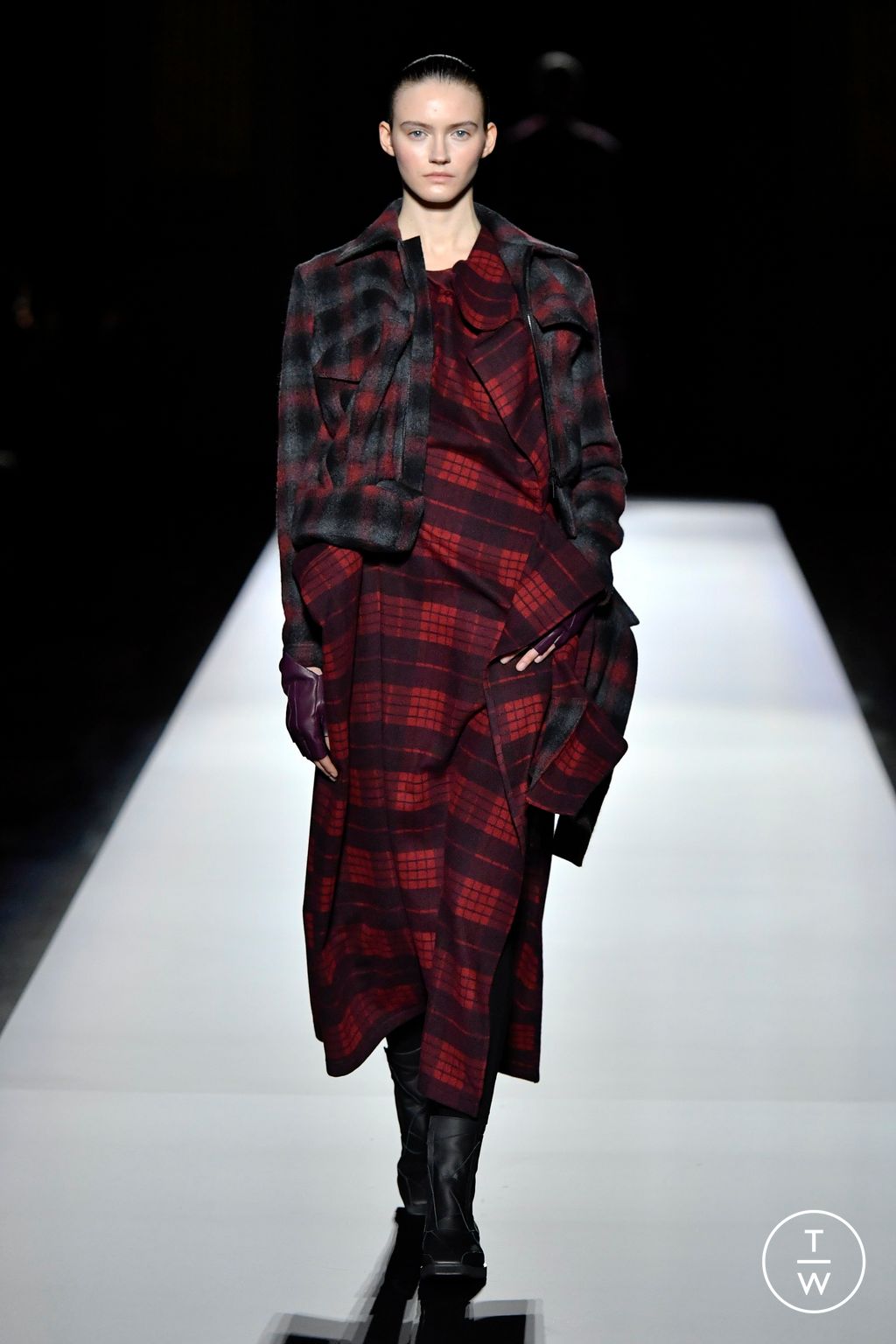 Fashion Week Paris Fall/Winter 2024 look 17 de la collection Yohji Yamamoto womenswear