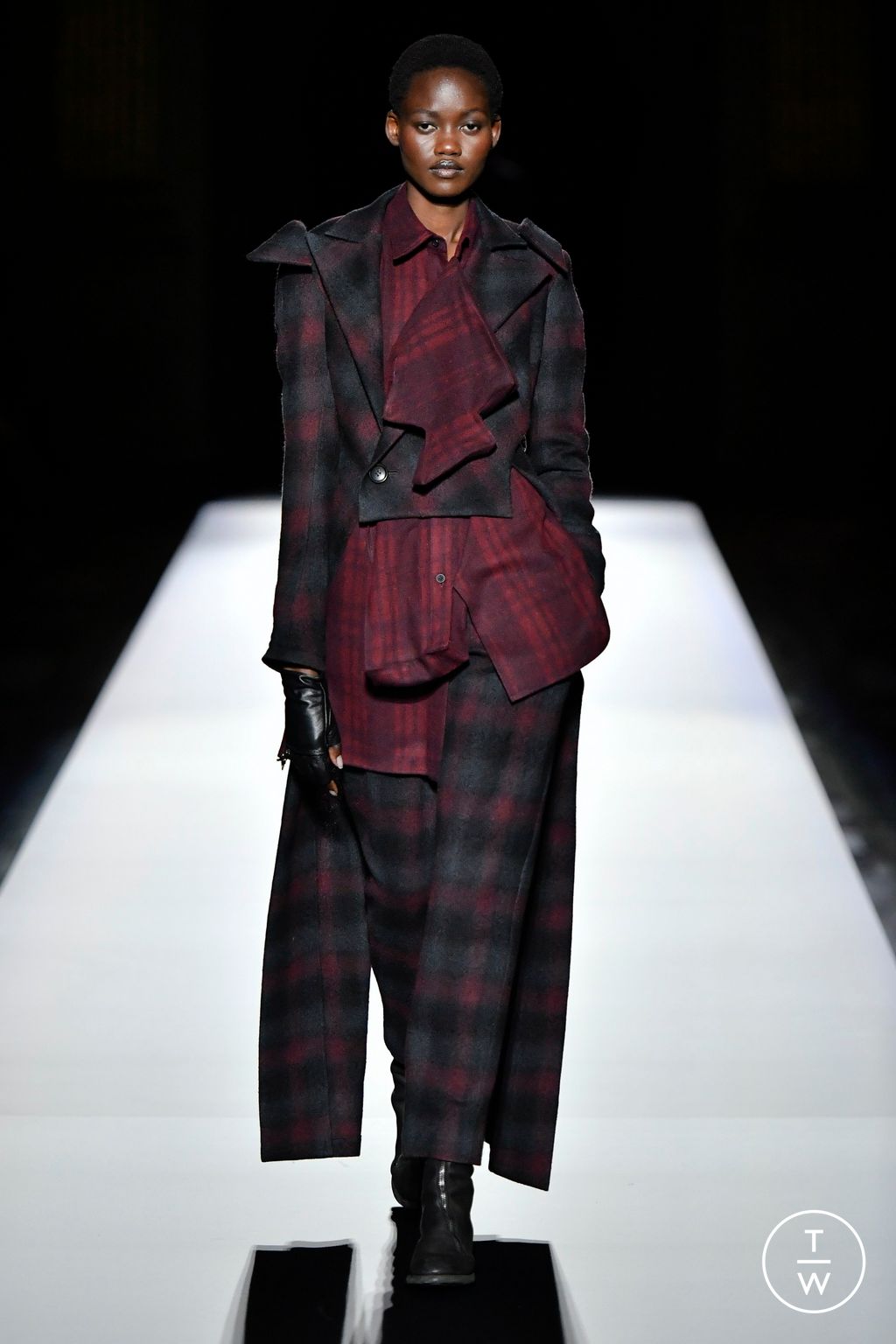 Fashion Week Paris Fall/Winter 2024 look 18 from the Yohji Yamamoto collection womenswear