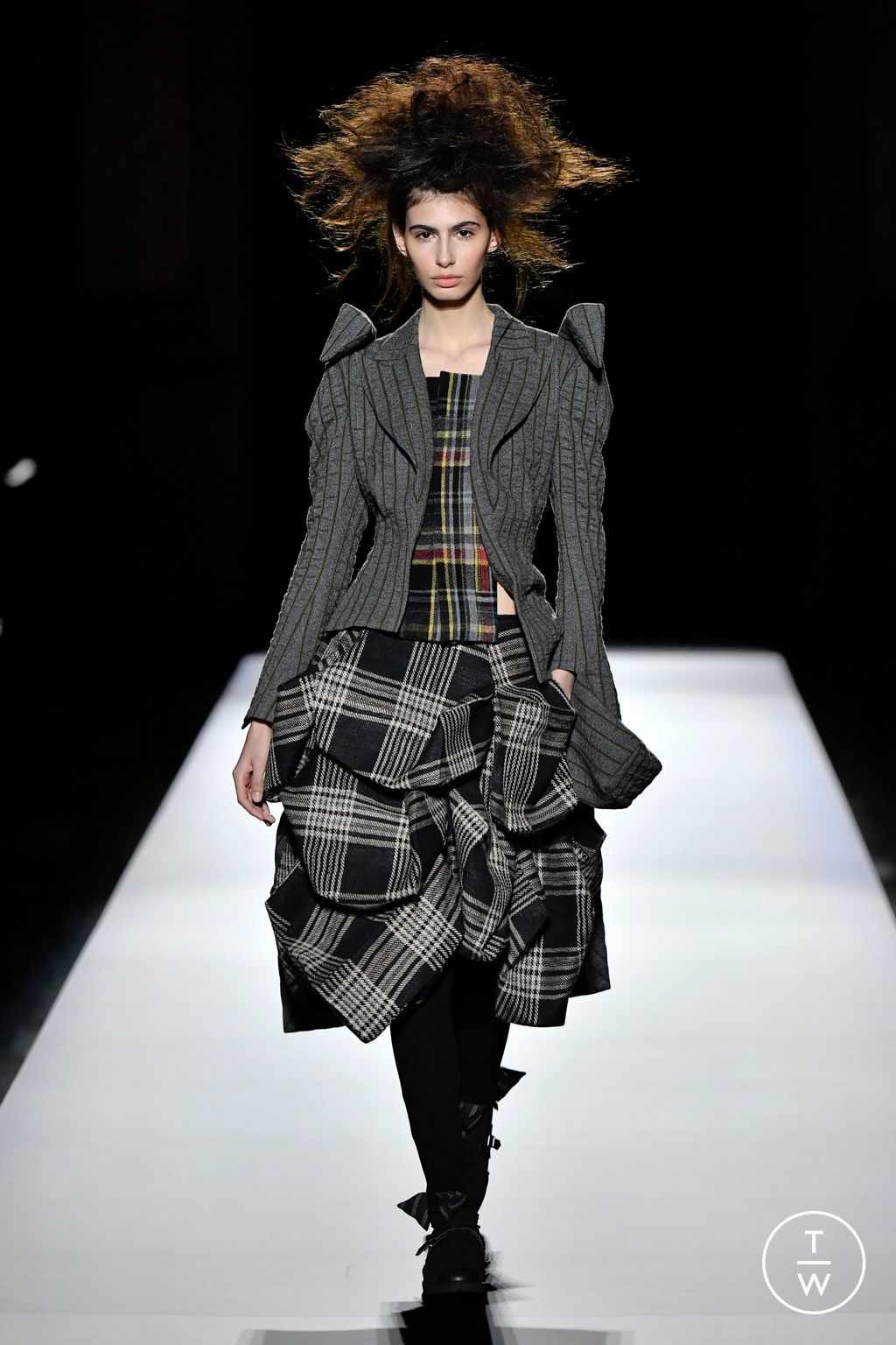 Fashion Week Paris Fall/Winter 2024 look 19 de la collection Yohji Yamamoto womenswear