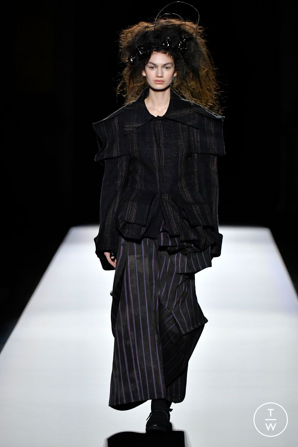 Fashion Week Paris Fall/Winter 2024 look 20 from the Yohji Yamamoto collection womenswear