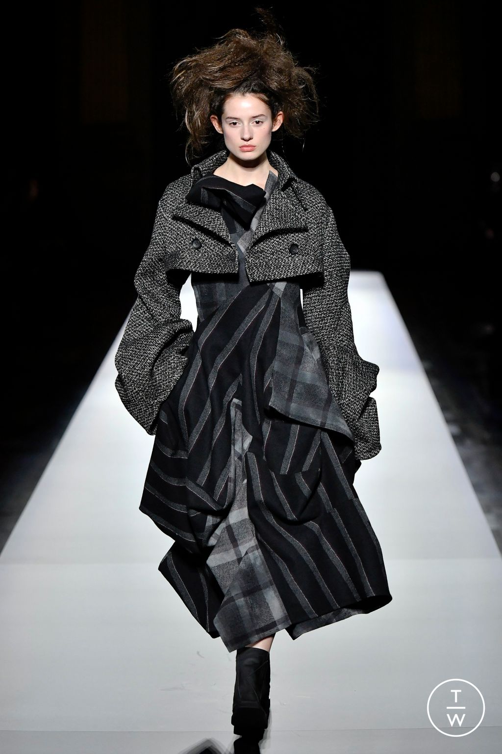 Fashion Week Paris Fall/Winter 2024 look 21 from the Yohji Yamamoto collection womenswear