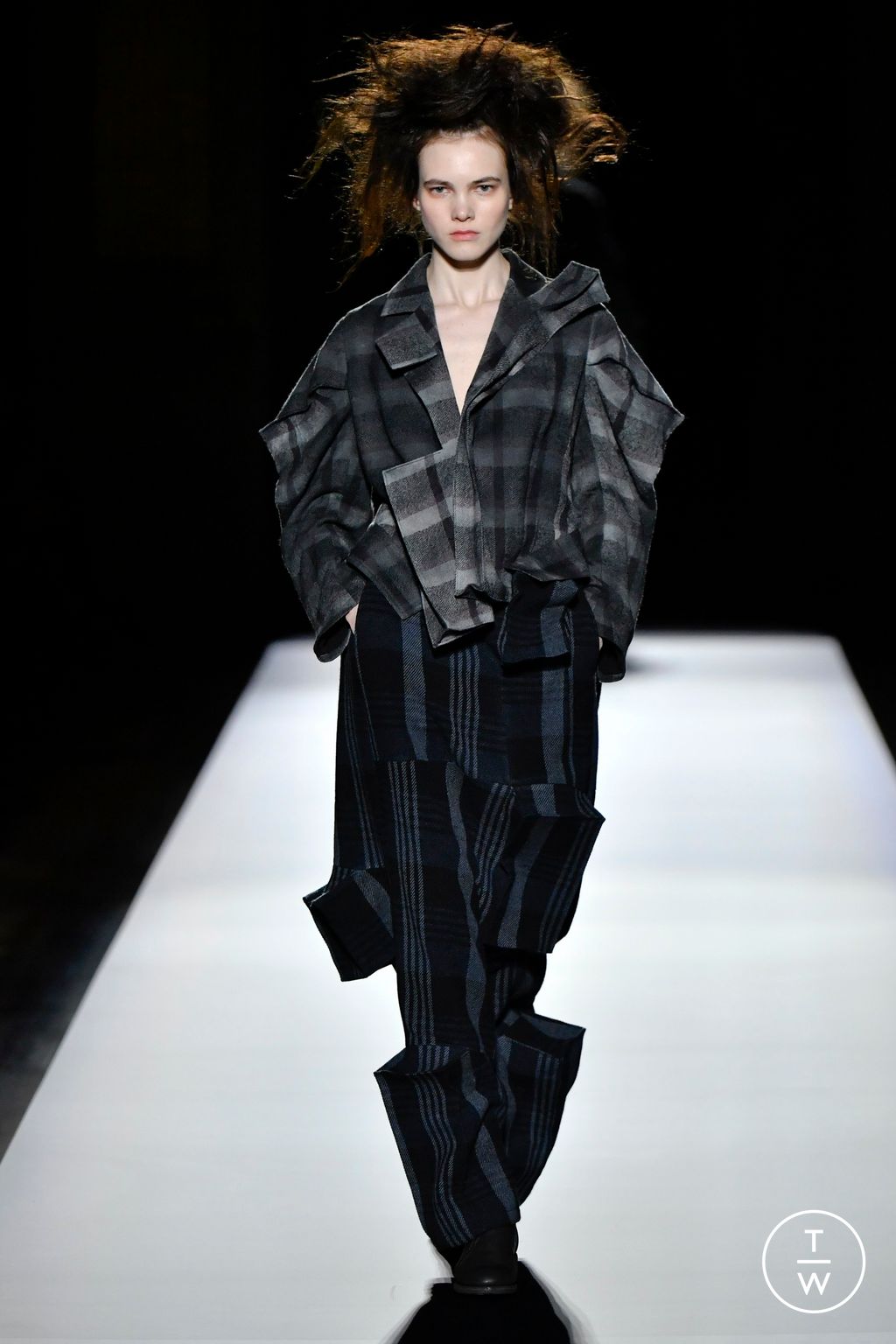 Fashion Week Paris Fall/Winter 2024 look 22 de la collection Yohji Yamamoto womenswear