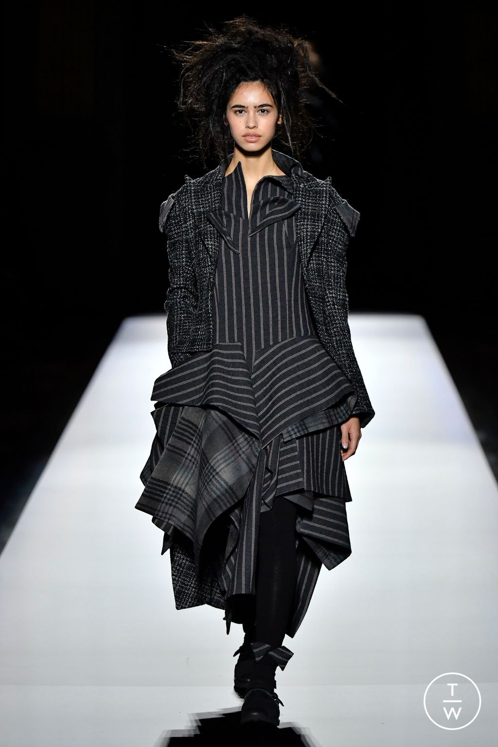 Fashion Week Paris Fall/Winter 2024 look 23 de la collection Yohji Yamamoto womenswear