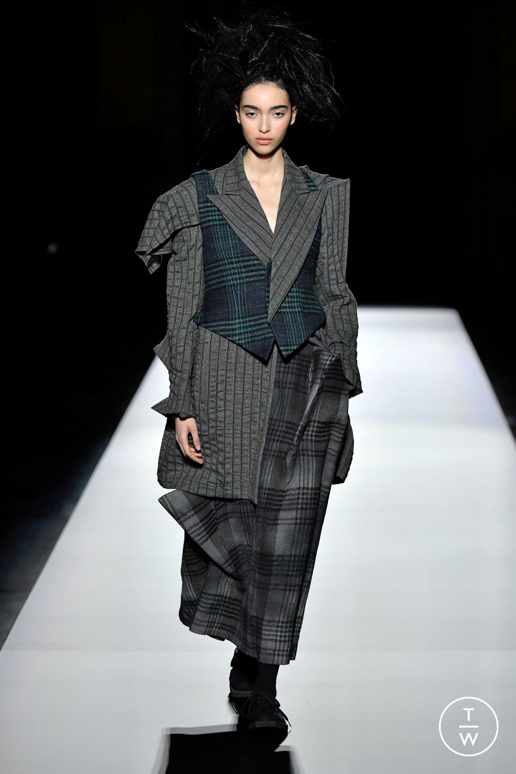 Fashion Week Paris Fall/Winter 2024 look 24 from the Yohji Yamamoto collection womenswear