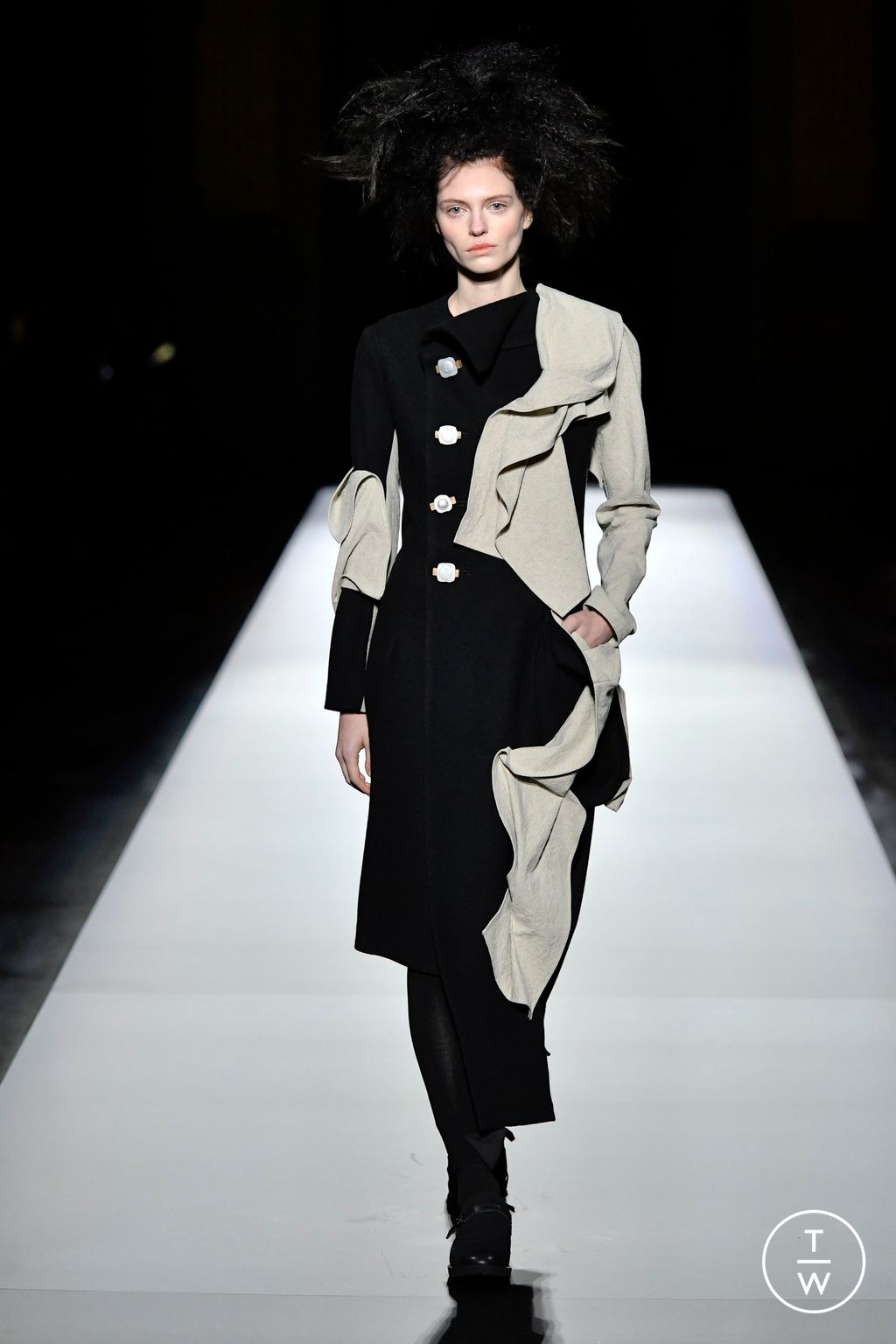Fashion Week Paris Fall/Winter 2024 look 25 from the Yohji Yamamoto collection womenswear