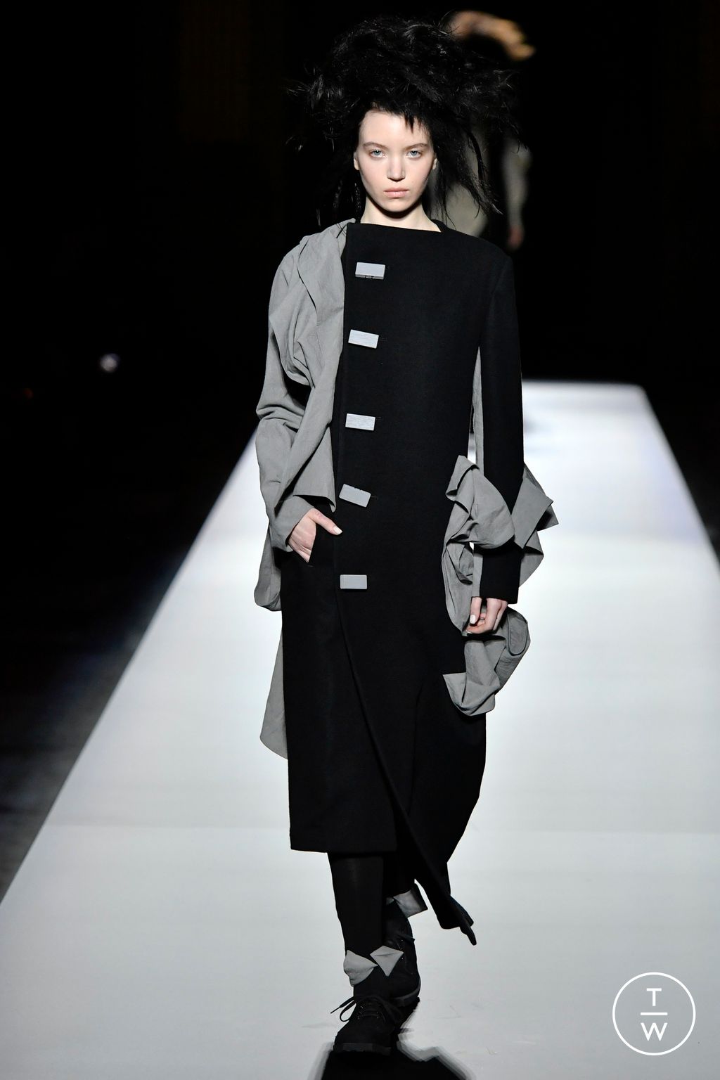 Fashion Week Paris Fall/Winter 2024 look 26 from the Yohji Yamamoto collection womenswear