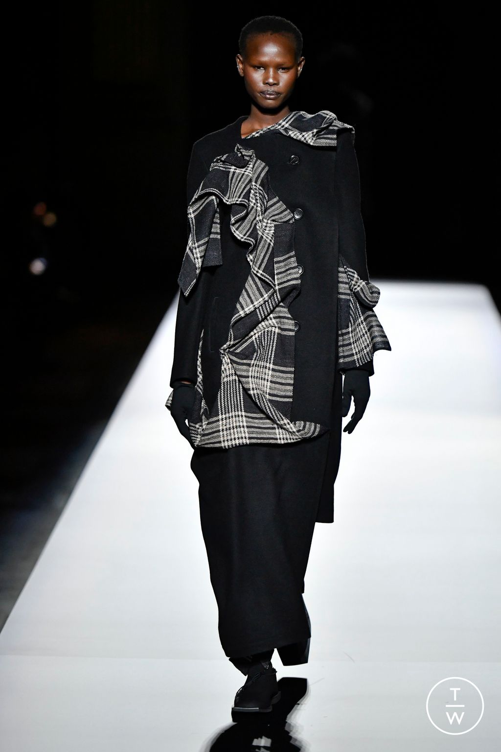 Fashion Week Paris Fall/Winter 2024 look 27 from the Yohji Yamamoto collection womenswear