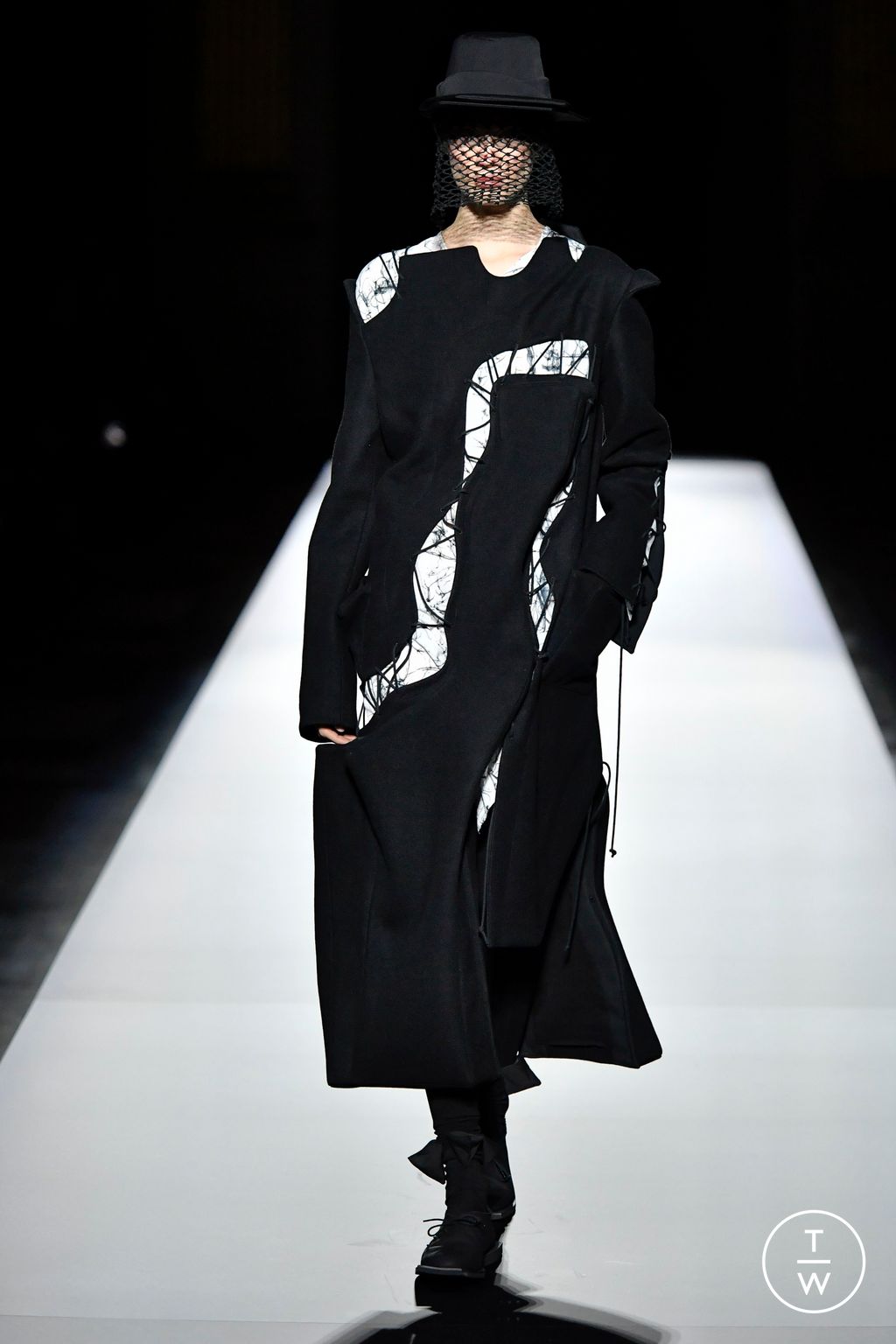 Fashion Week Paris Fall/Winter 2024 look 28 de la collection Yohji Yamamoto womenswear