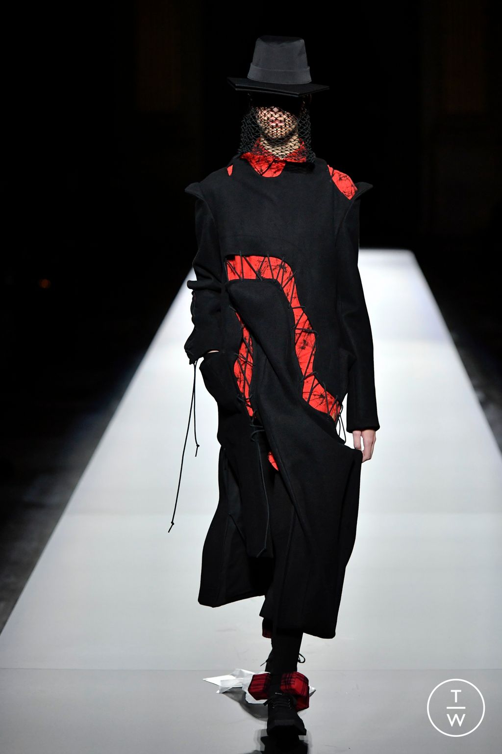 Fashion Week Paris Fall/Winter 2024 look 29 de la collection Yohji Yamamoto womenswear
