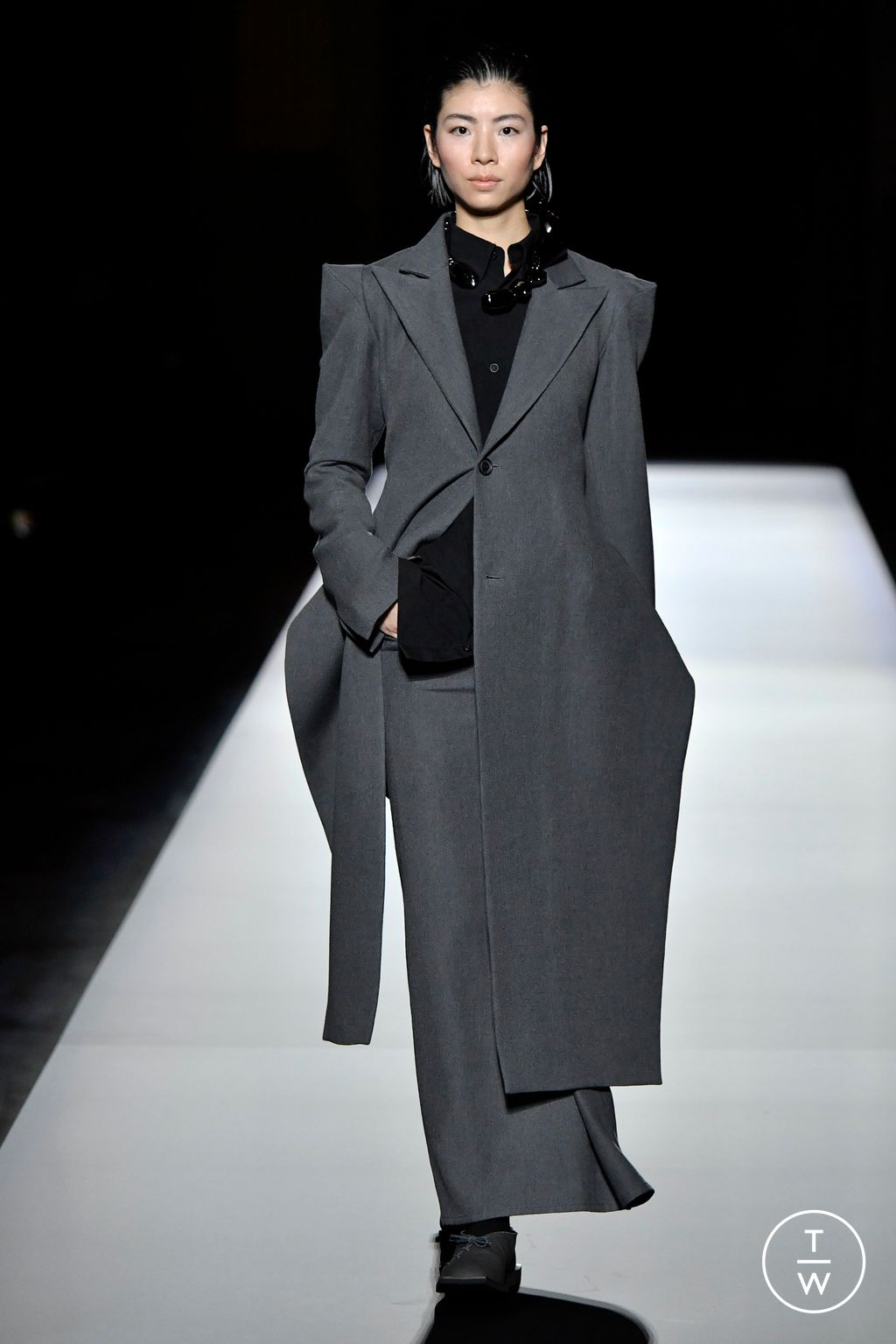 Fashion Week Paris Fall/Winter 2024 look 30 de la collection Yohji Yamamoto womenswear