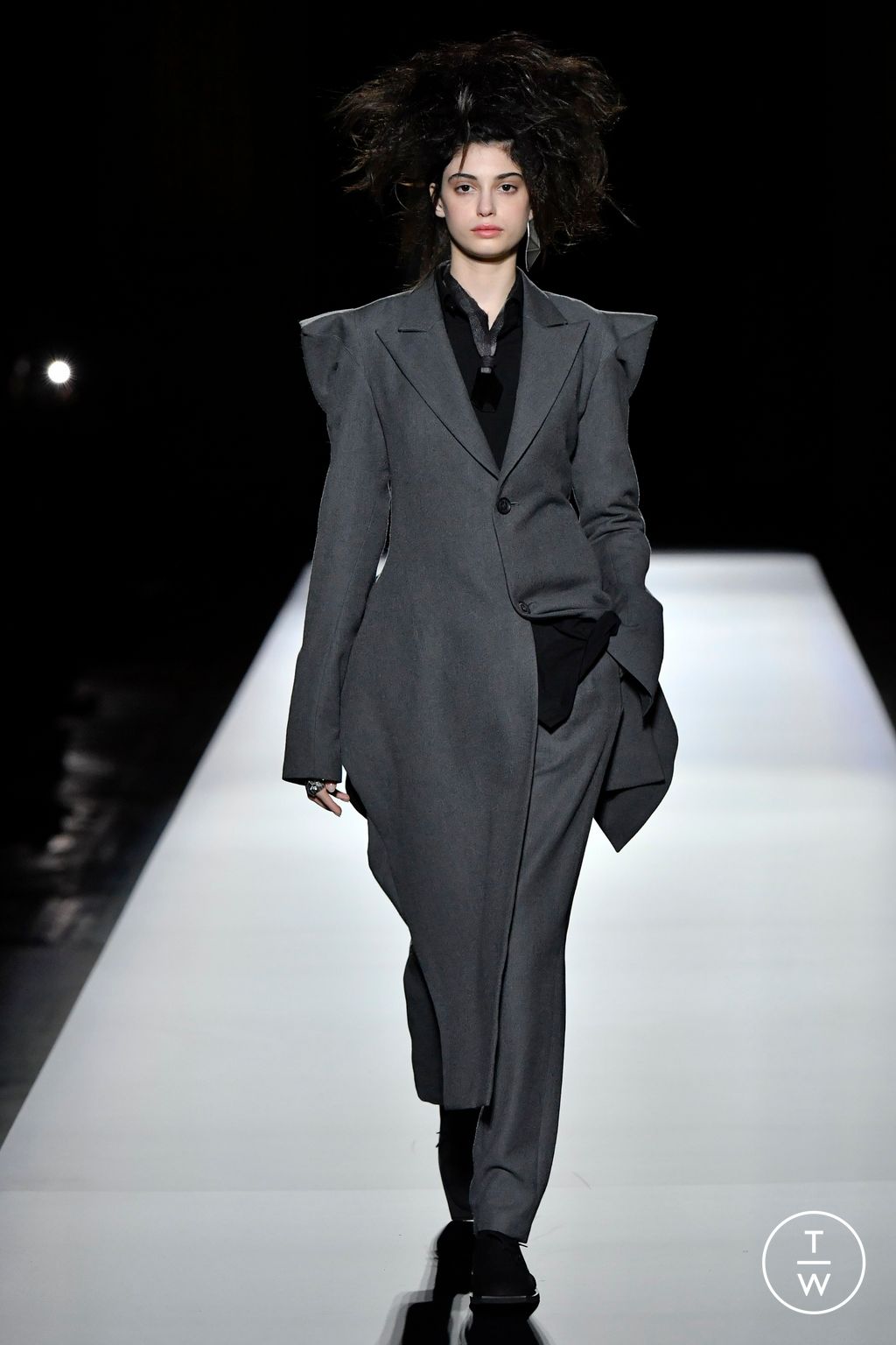 Fashion Week Paris Fall/Winter 2024 look 31 from the Yohji Yamamoto collection womenswear