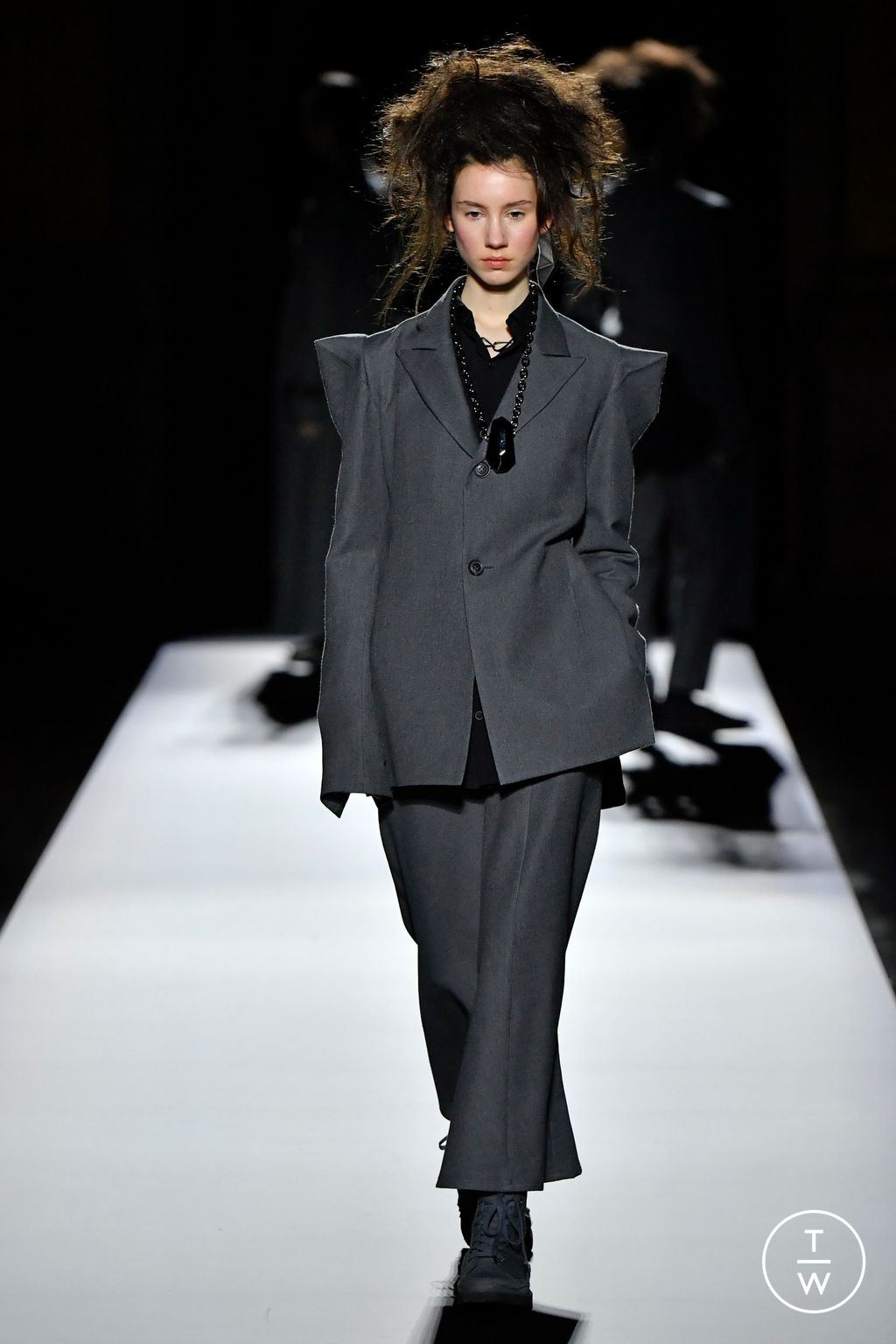Fashion Week Paris Fall/Winter 2024 look 32 de la collection Yohji Yamamoto womenswear