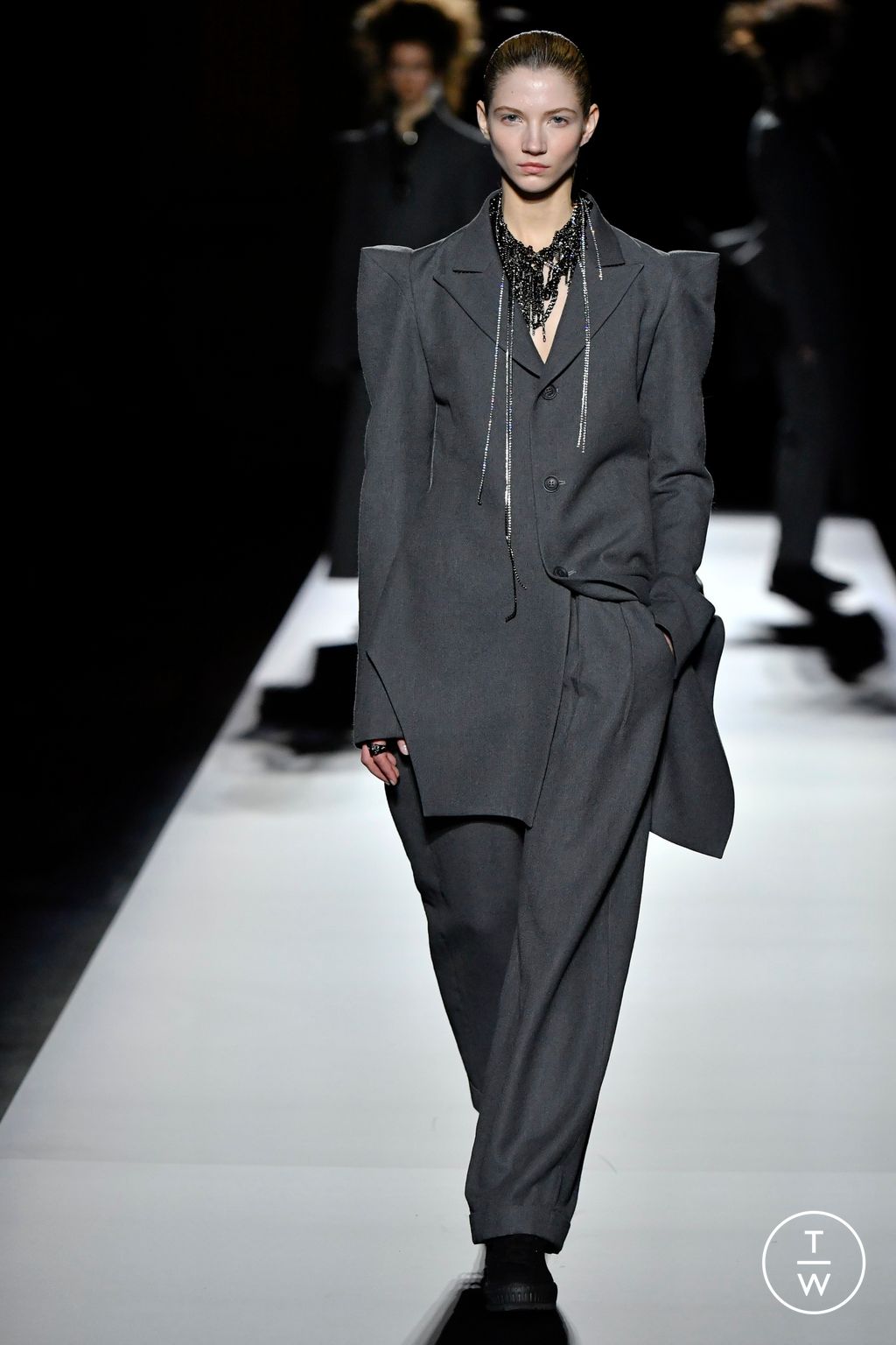 Fashion Week Paris Fall/Winter 2024 look 33 from the Yohji Yamamoto collection womenswear
