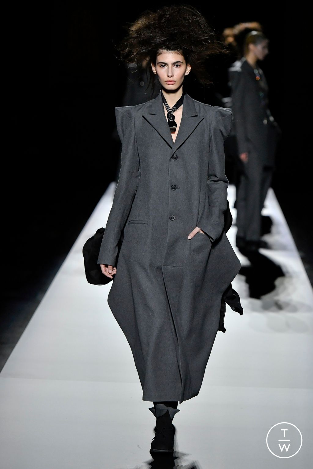 Fashion Week Paris Fall/Winter 2024 look 34 from the Yohji Yamamoto collection womenswear