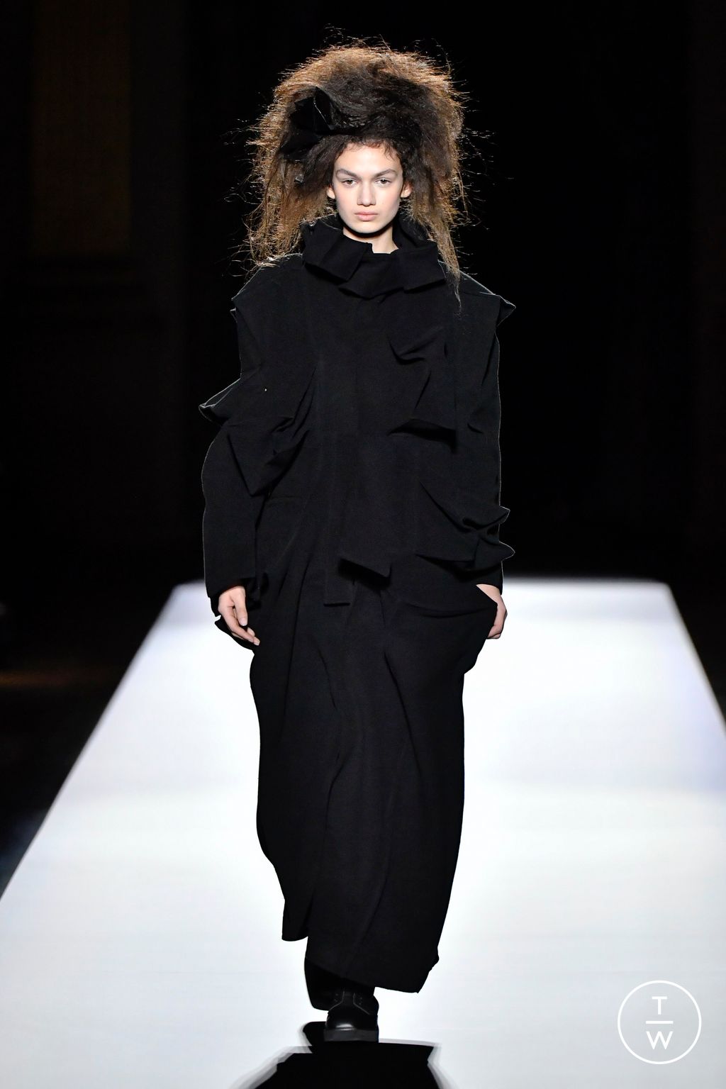 Fashion Week Paris Fall/Winter 2024 look 2 from the Yohji Yamamoto collection womenswear