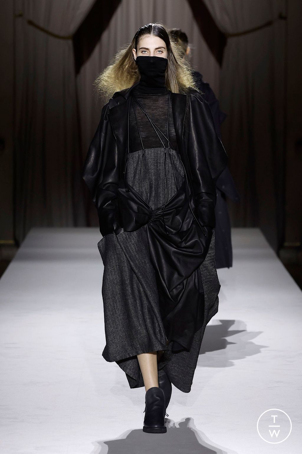 Fashion Week Paris Fall/Winter 2025 look 2 de la collection Yohji Yamamoto womenswear