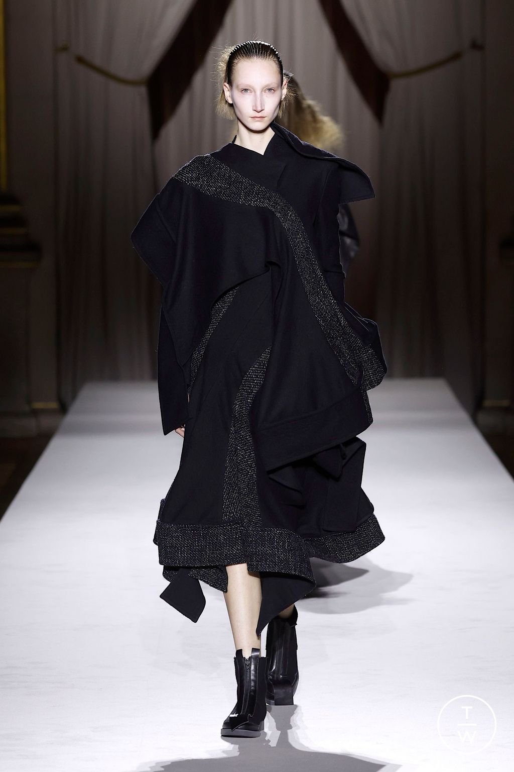 Fashion Week Paris Fall/Winter 2025 look 3 de la collection Yohji Yamamoto womenswear
