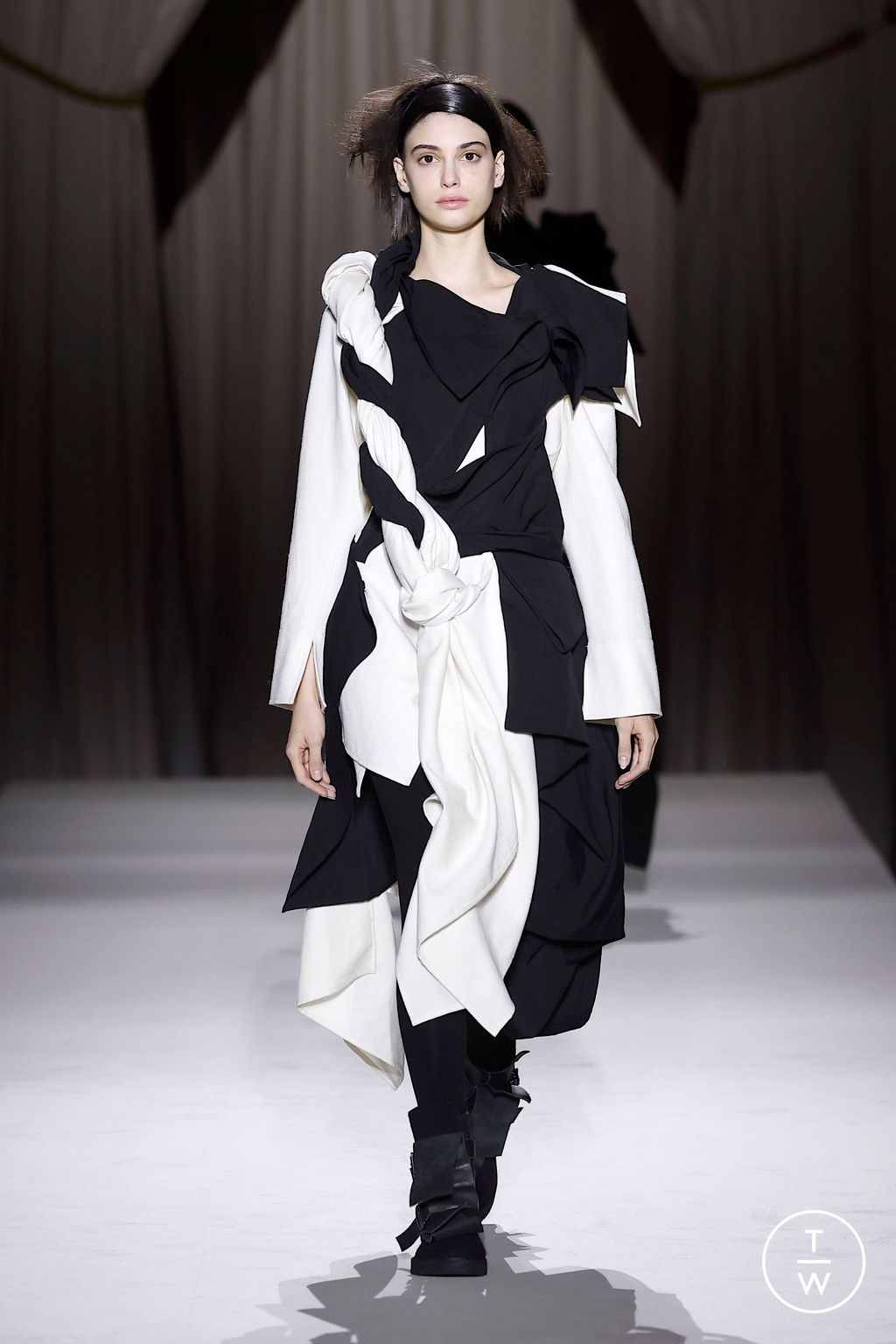 Fashion Week Paris Fall/Winter 2025 look 6 de la collection Yohji Yamamoto womenswear