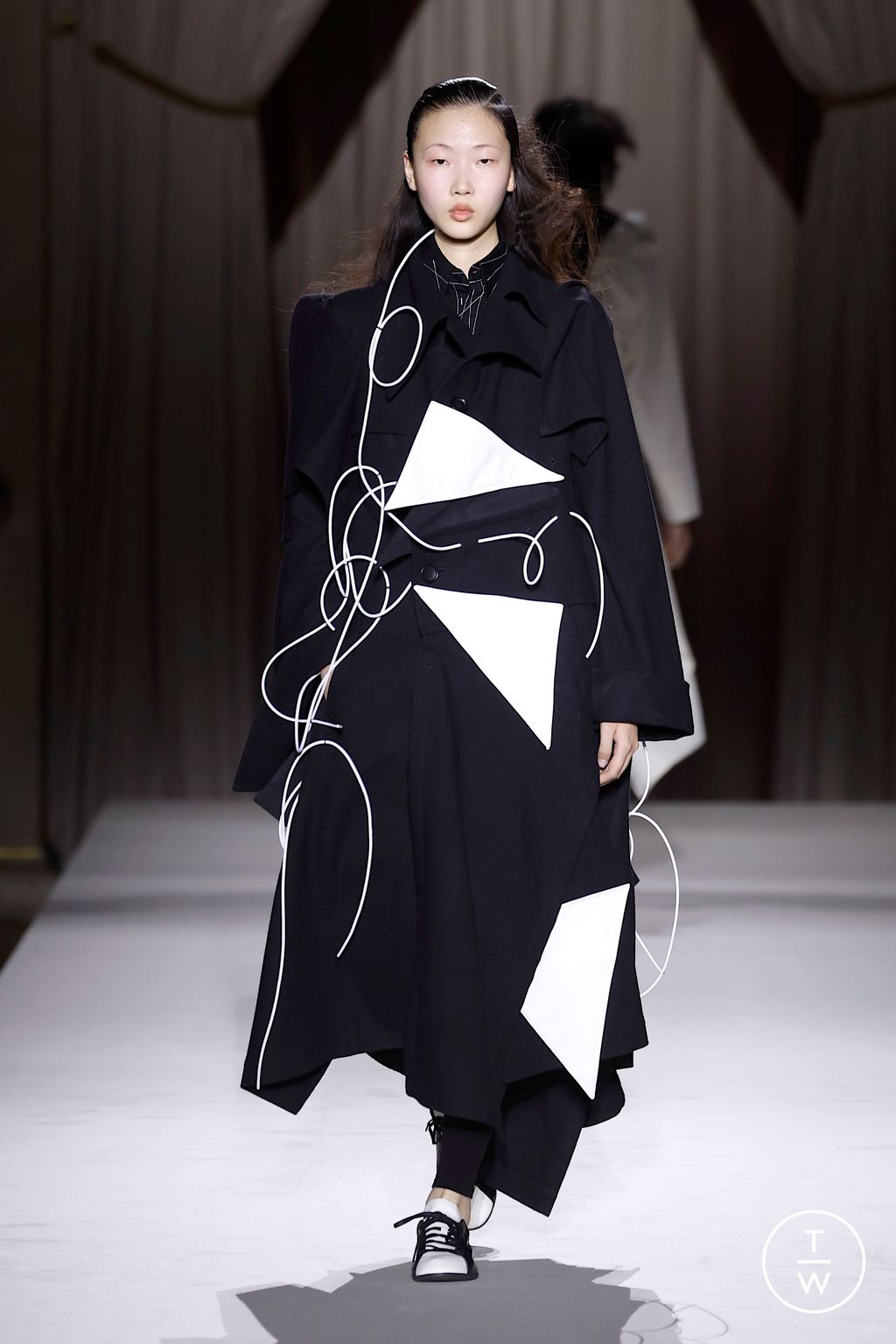 Fashion Week Paris Fall/Winter 2025 look 7 de la collection Yohji Yamamoto womenswear