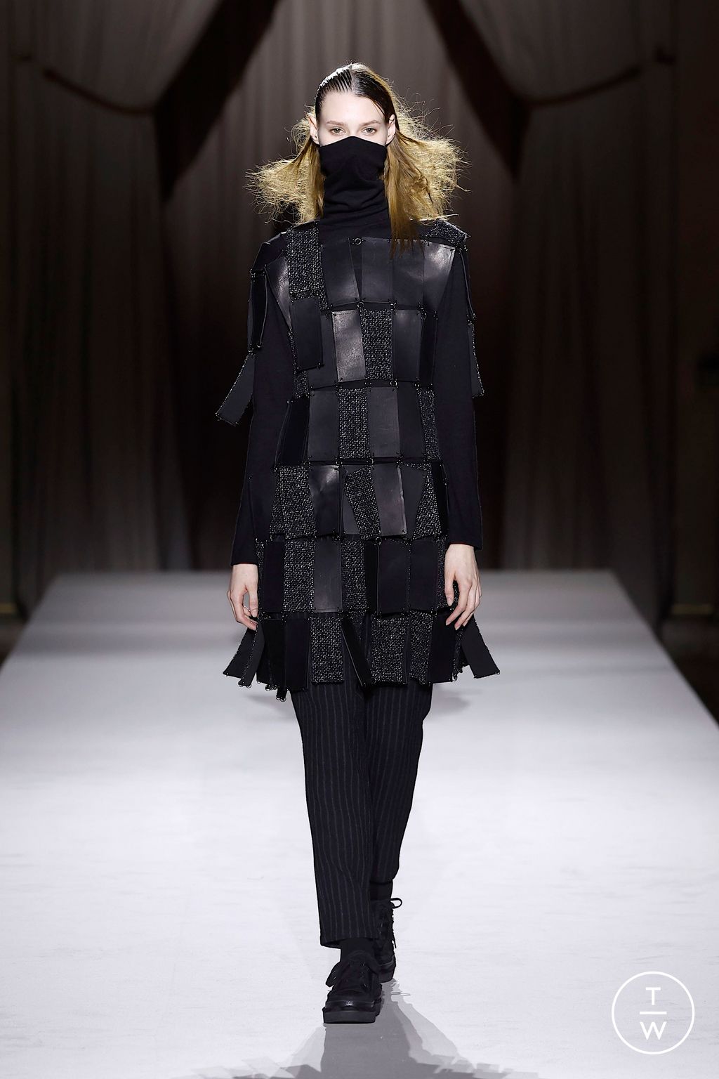 Fashion Week Paris Fall/Winter 2025 look 12 from the Yohji Yamamoto collection womenswear