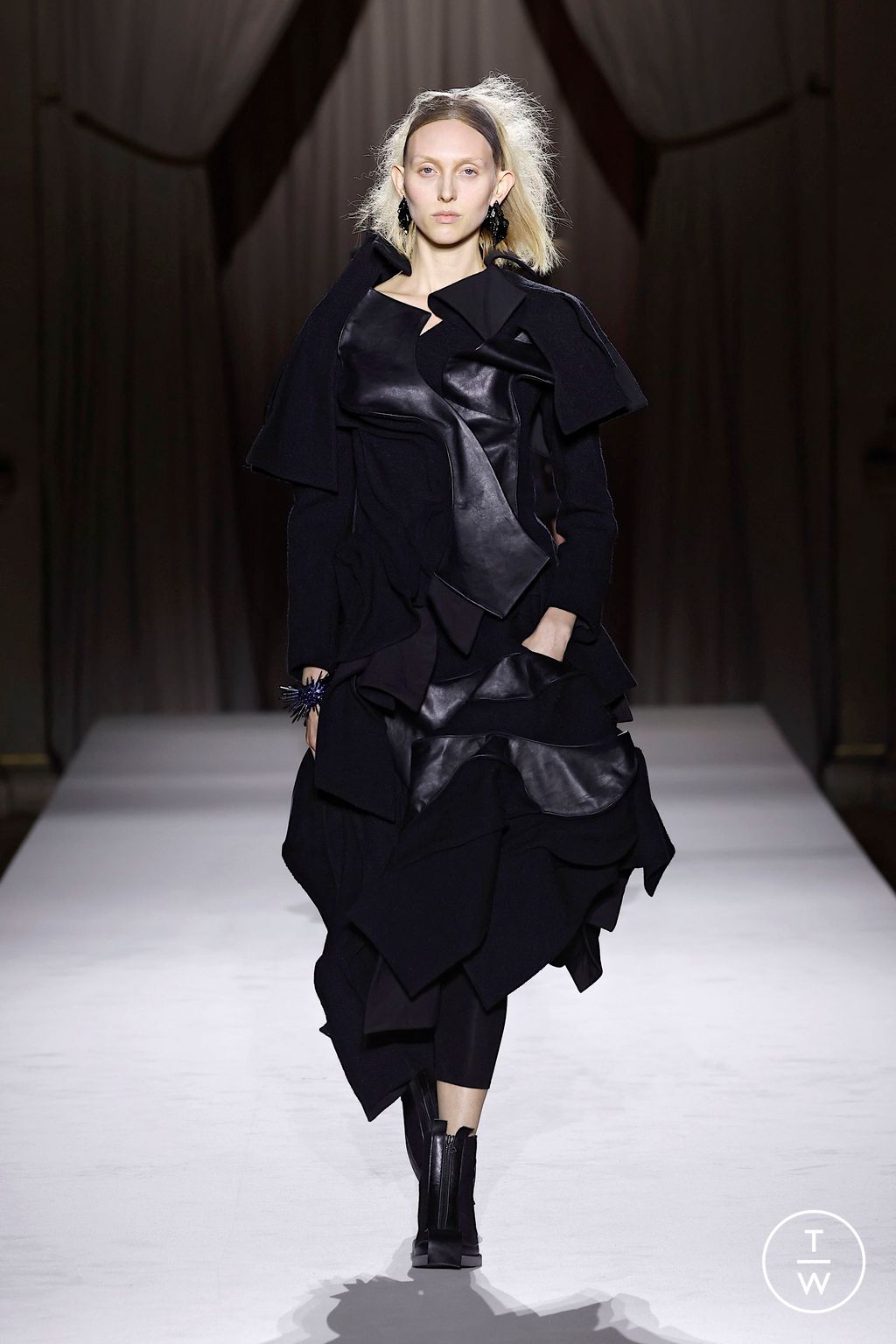 Fashion Week Paris Fall/Winter 2025 look 14 de la collection Yohji Yamamoto womenswear