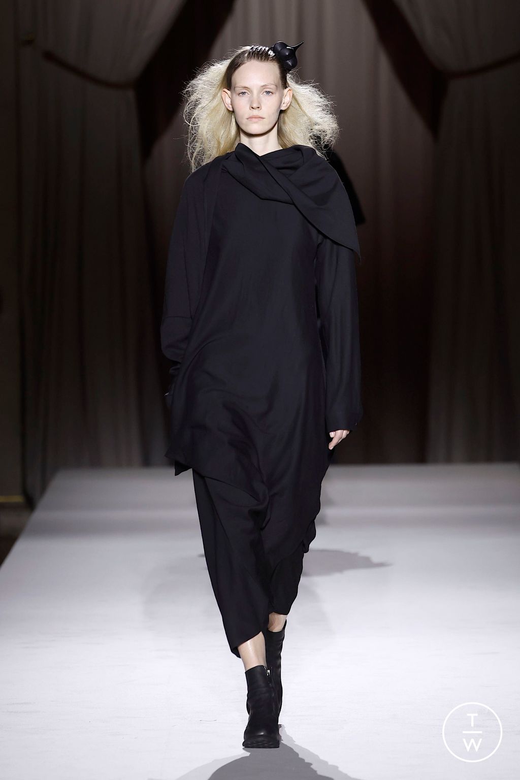 Fashion Week Paris Fall/Winter 2025 look 15 de la collection Yohji Yamamoto womenswear