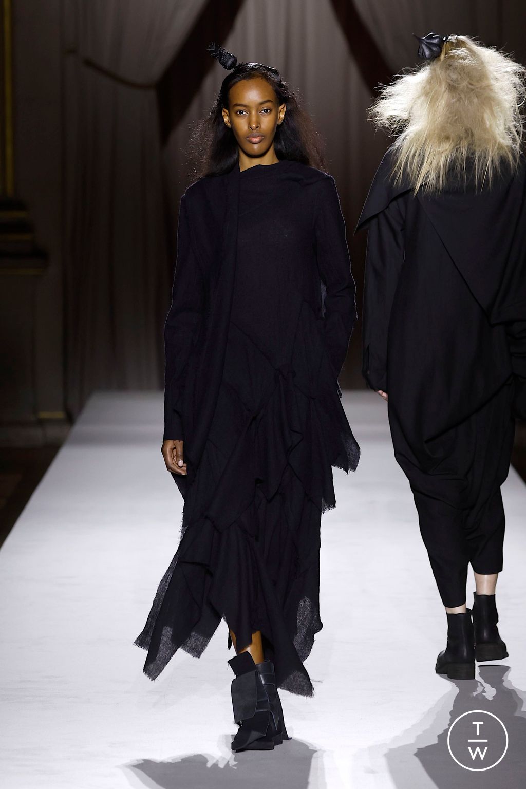 Fashion Week Paris Fall/Winter 2025 look 16 de la collection Yohji Yamamoto womenswear