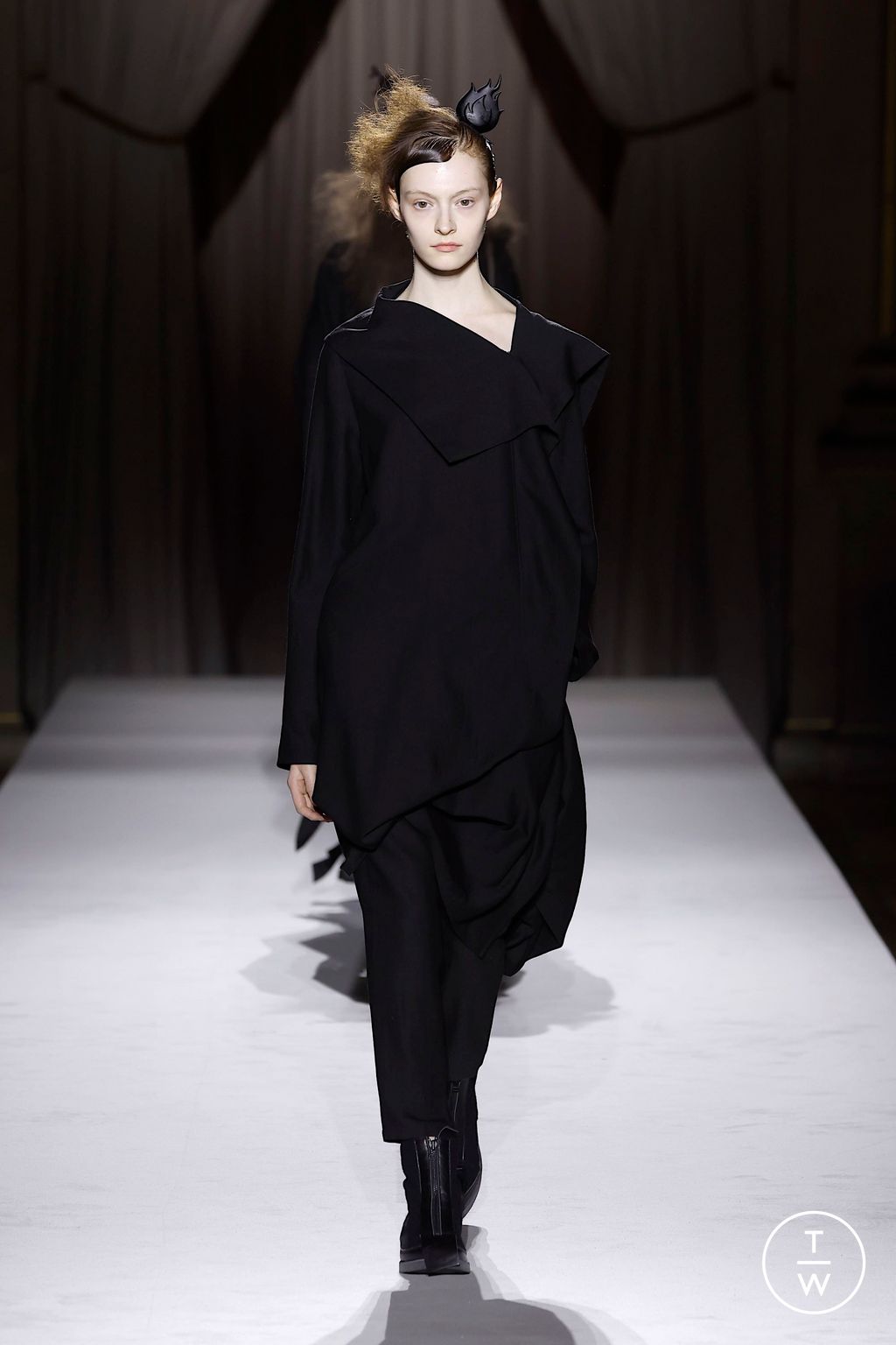 Fashion Week Paris Fall/Winter 2025 look 18 de la collection Yohji Yamamoto womenswear