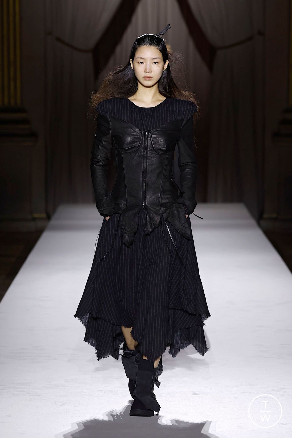 Fashion Week Paris Fall/Winter 2025 look 19 de la collection Yohji Yamamoto womenswear