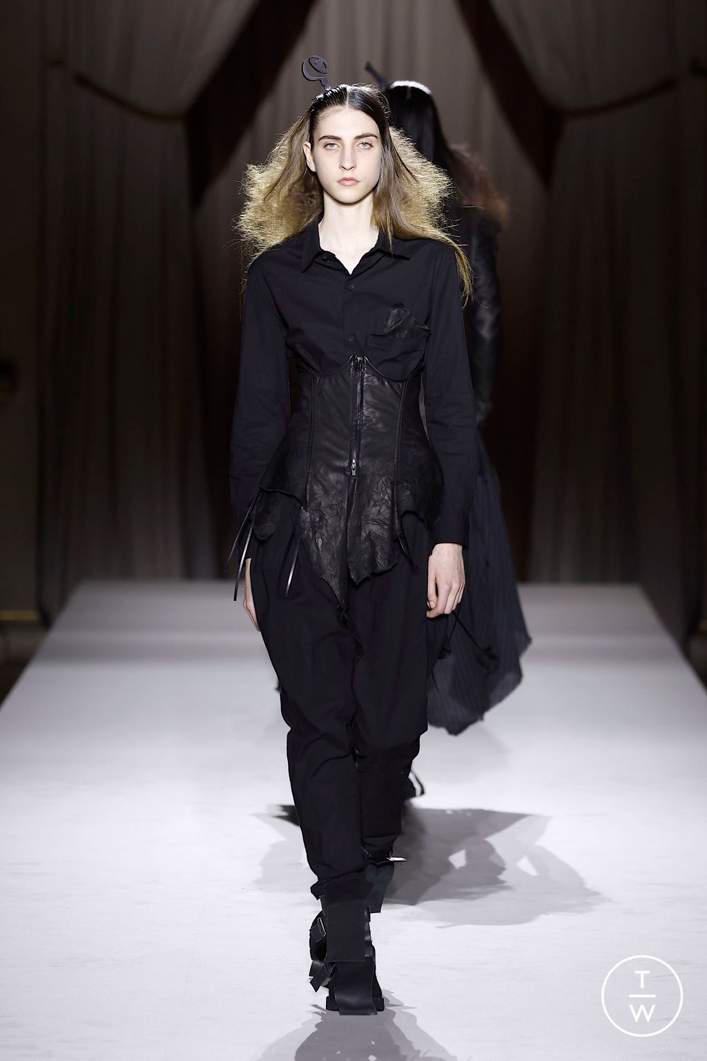 Fashion Week Paris Fall/Winter 2025 look 20 de la collection Yohji Yamamoto womenswear