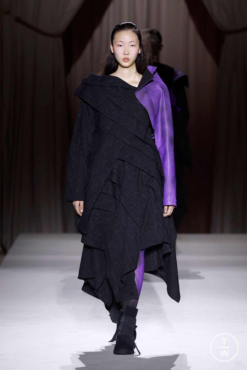 Fashion Week Paris Fall/Winter 2025 look 23 from the Yohji Yamamoto collection womenswear