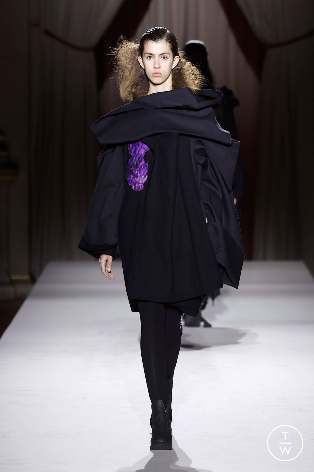 Fashion Week Paris Fall/Winter 2025 look 24 from the Yohji Yamamoto collection womenswear