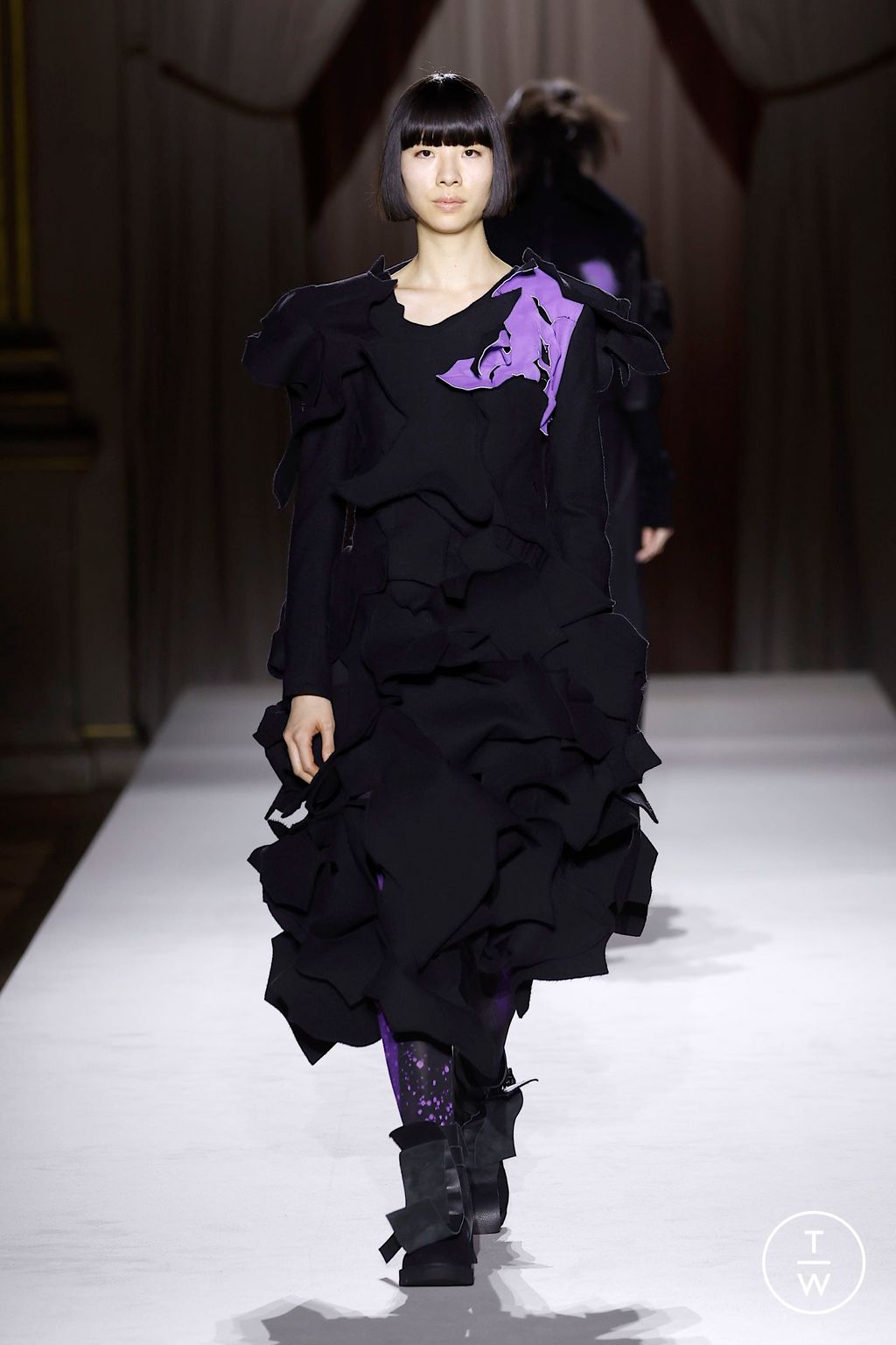 Fashion Week Paris Fall/Winter 2025 look 26 de la collection Yohji Yamamoto womenswear