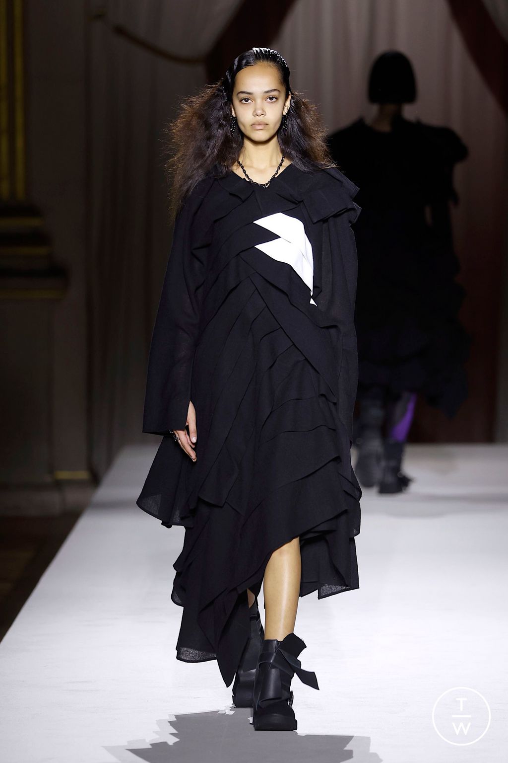 Fashion Week Paris Fall/Winter 2025 look 27 from the Yohji Yamamoto collection womenswear