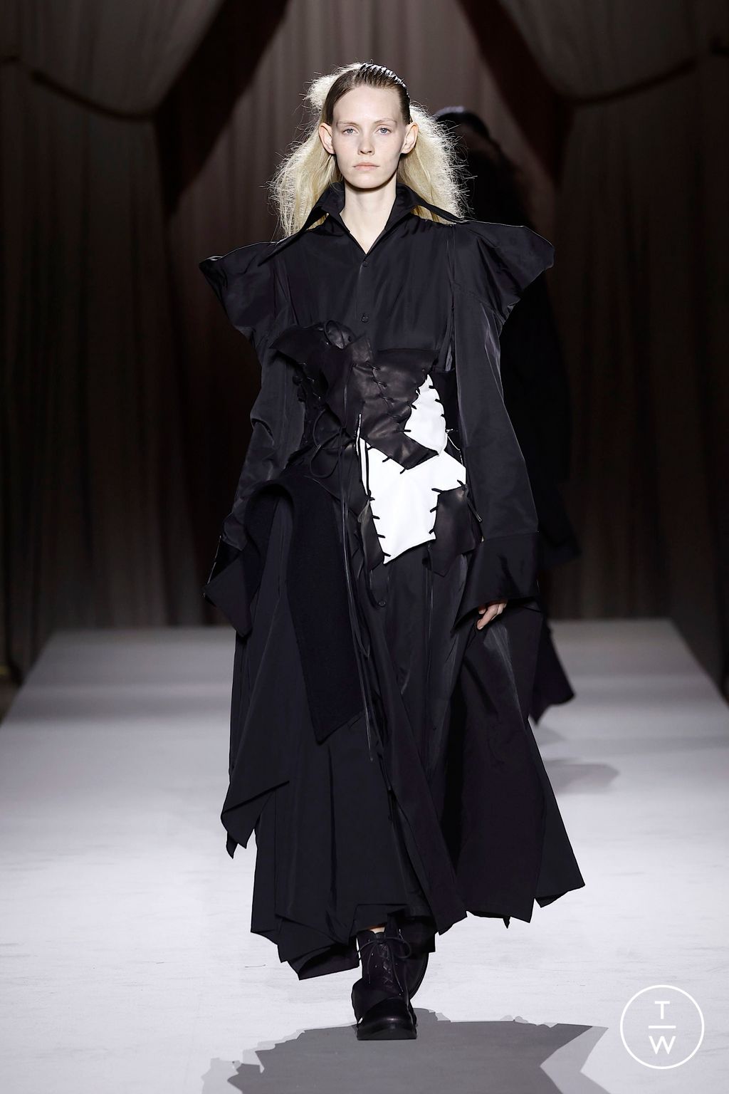 Fashion Week Paris Fall/Winter 2025 look 28 from the Yohji Yamamoto collection womenswear