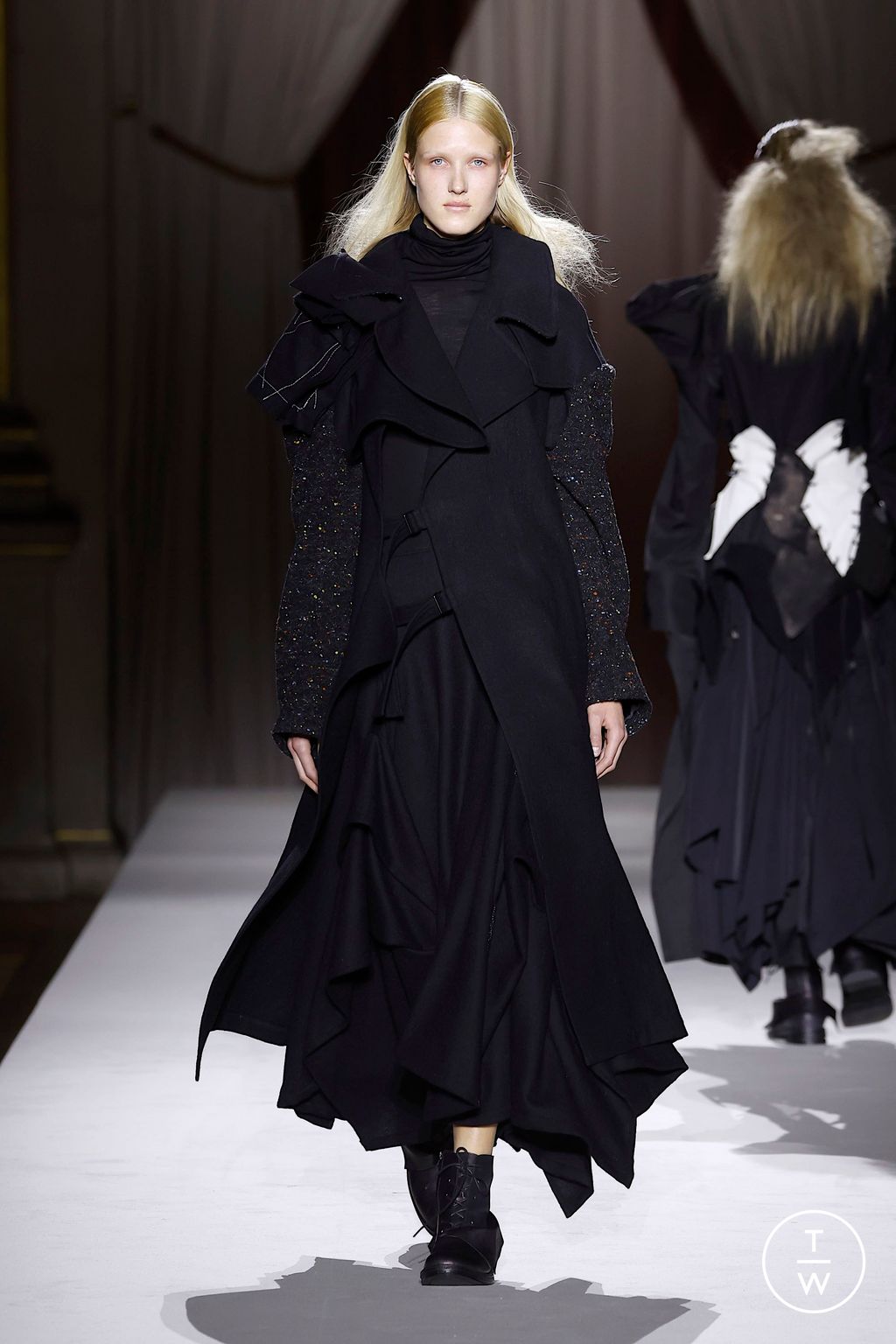 Fashion Week Paris Fall/Winter 2025 look 29 from the Yohji Yamamoto collection womenswear