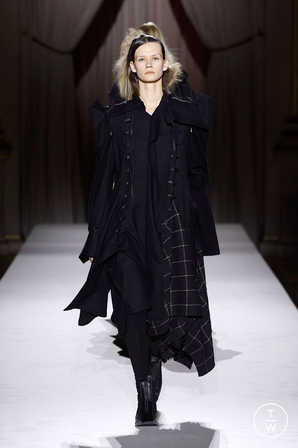 Fashion Week Paris Fall/Winter 2025 look 30 de la collection Yohji Yamamoto womenswear
