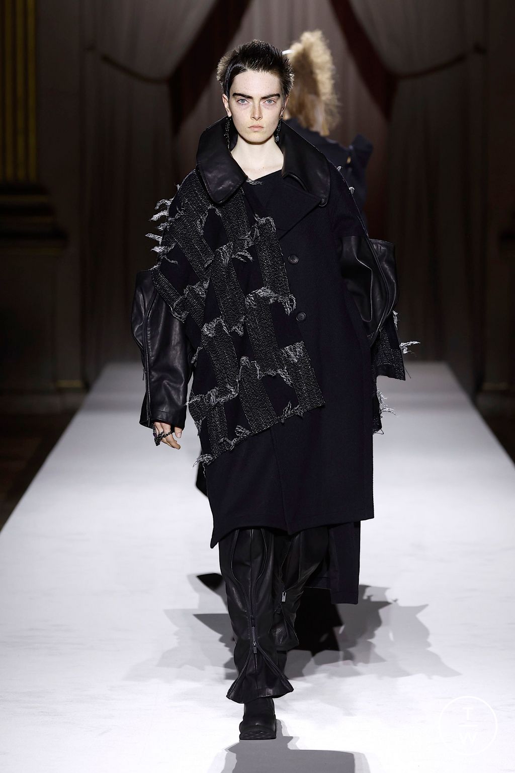 Fashion Week Paris Fall/Winter 2025 look 31 de la collection Yohji Yamamoto womenswear